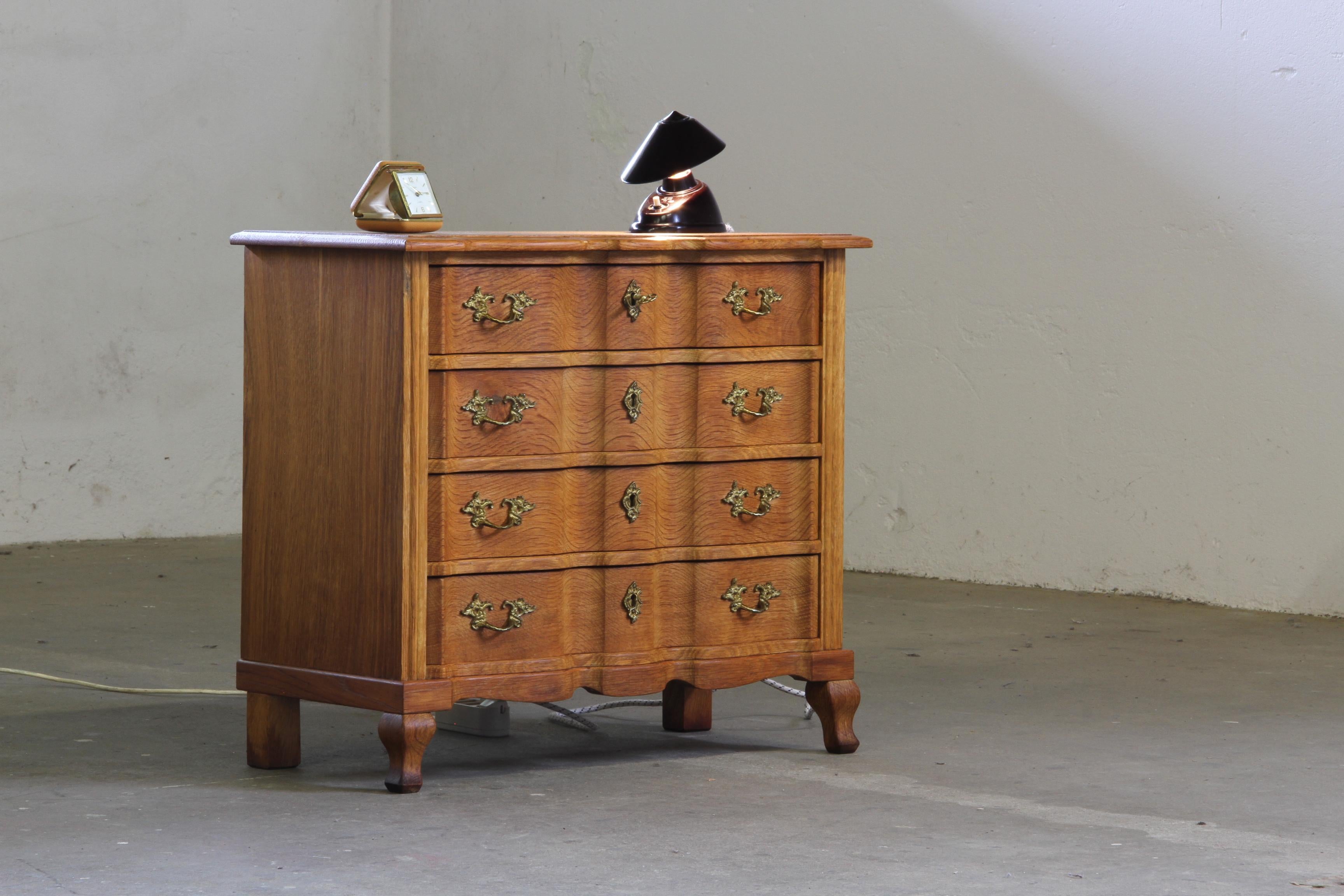 Mid-Century moderno Cassettone danese brutalista degli anni '60 in rovere chiaro Kjærnulf e stile francese in vendita