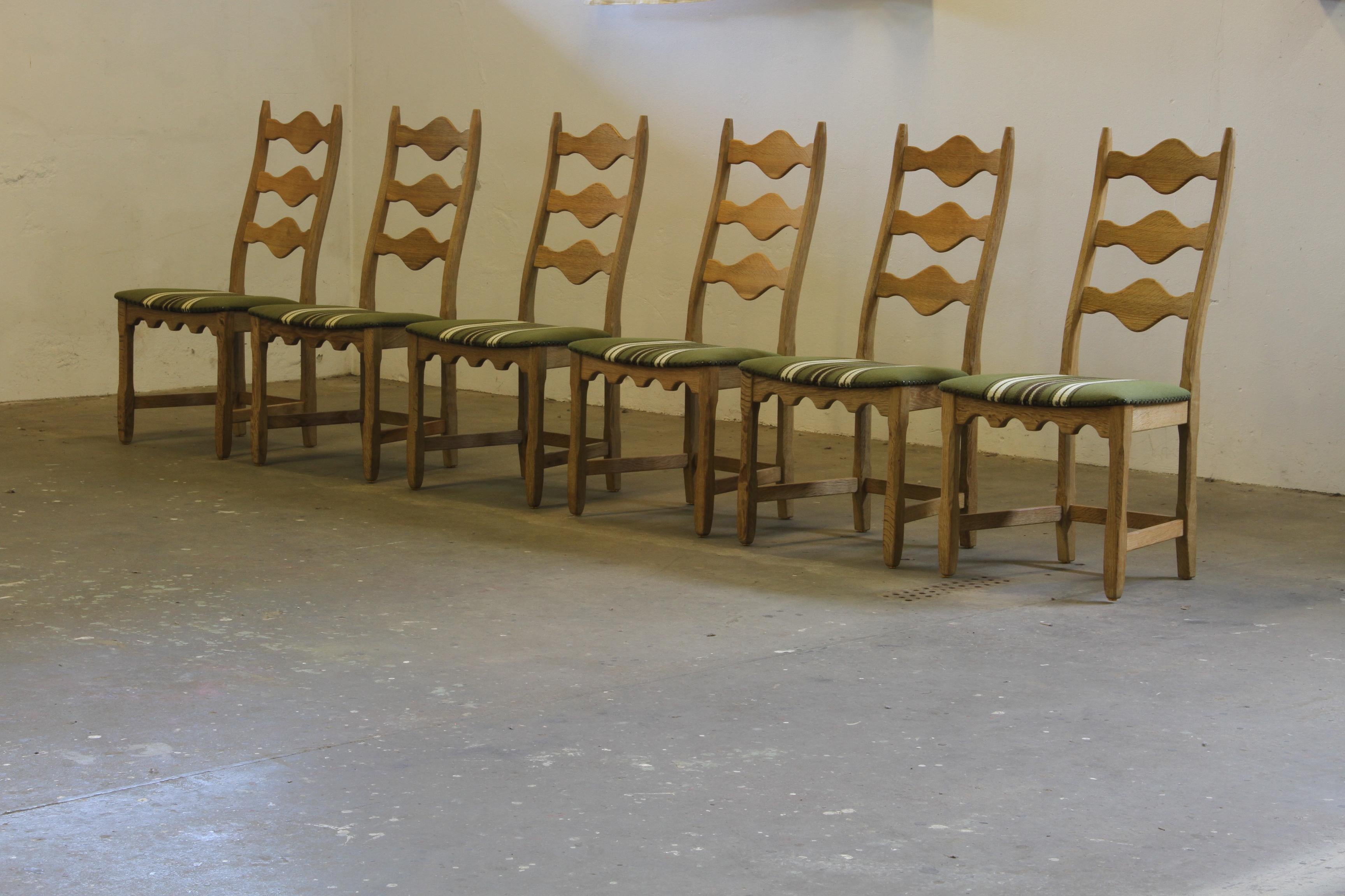 Set of 6 carved oiled oak ladder-back chairs, familiar to the 