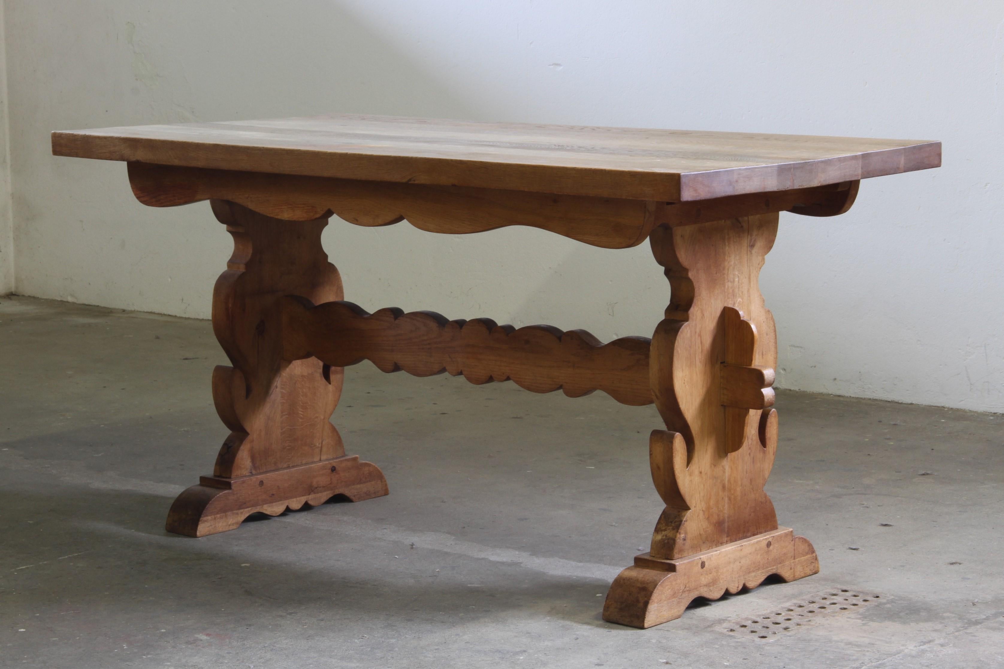 Cette exquise table de cuisine et de salle à manger rustique danoise, fabriquée dans les années 1960/70, allie harmonieusement le charme de la campagne française et le raffinement de l'artisanat du milieu du siècle. Fabriqué en chêne massif, il