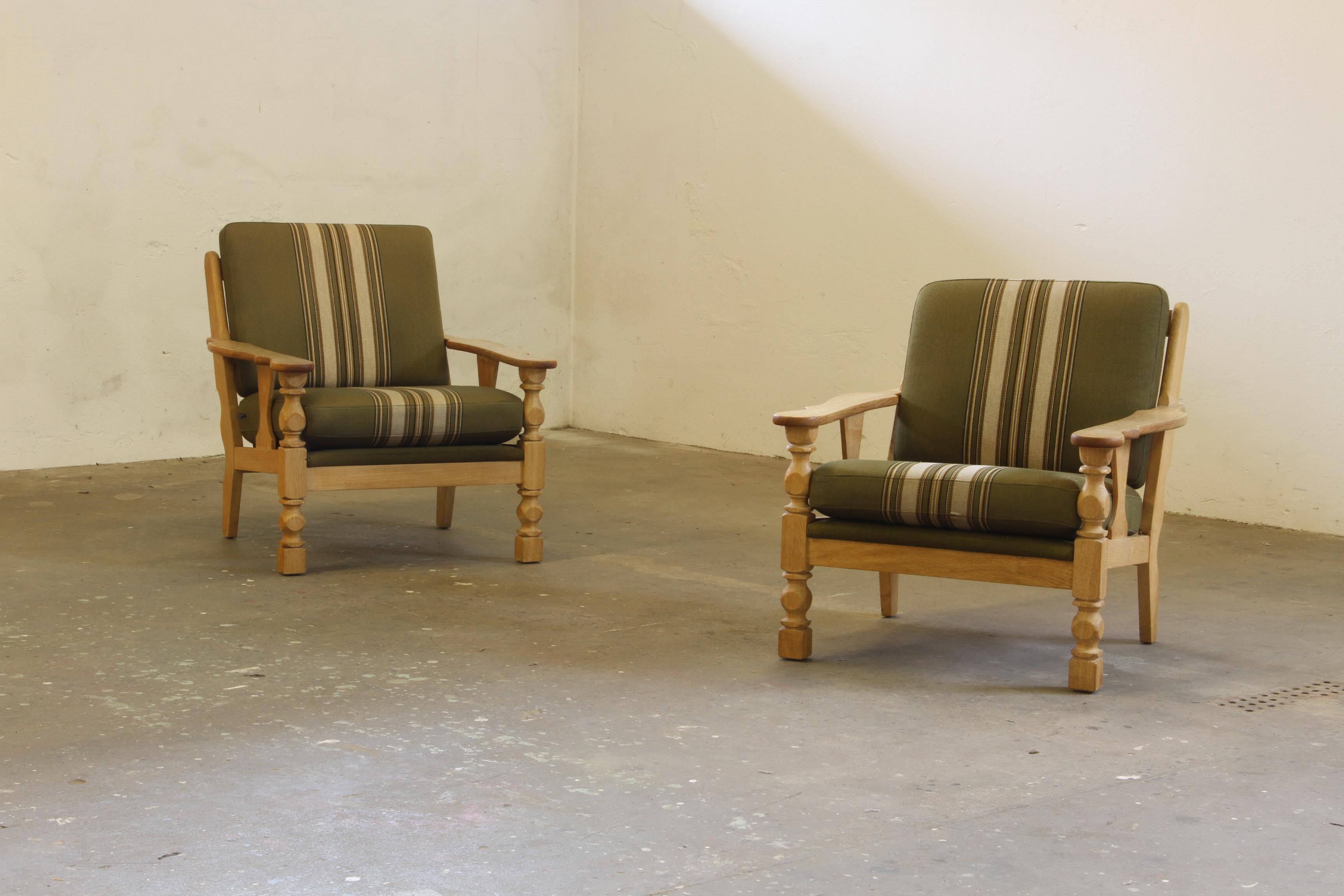 Uno splendido set di sedie da salotto danesi di metà secolo nello stile di Henning Henry Kjærnulf, realizzato negli anni '60/'70 da un ignoto ebanista danese. Costruito in rovere massiccio e conservando l'imbottitura originale in lana Savak, il