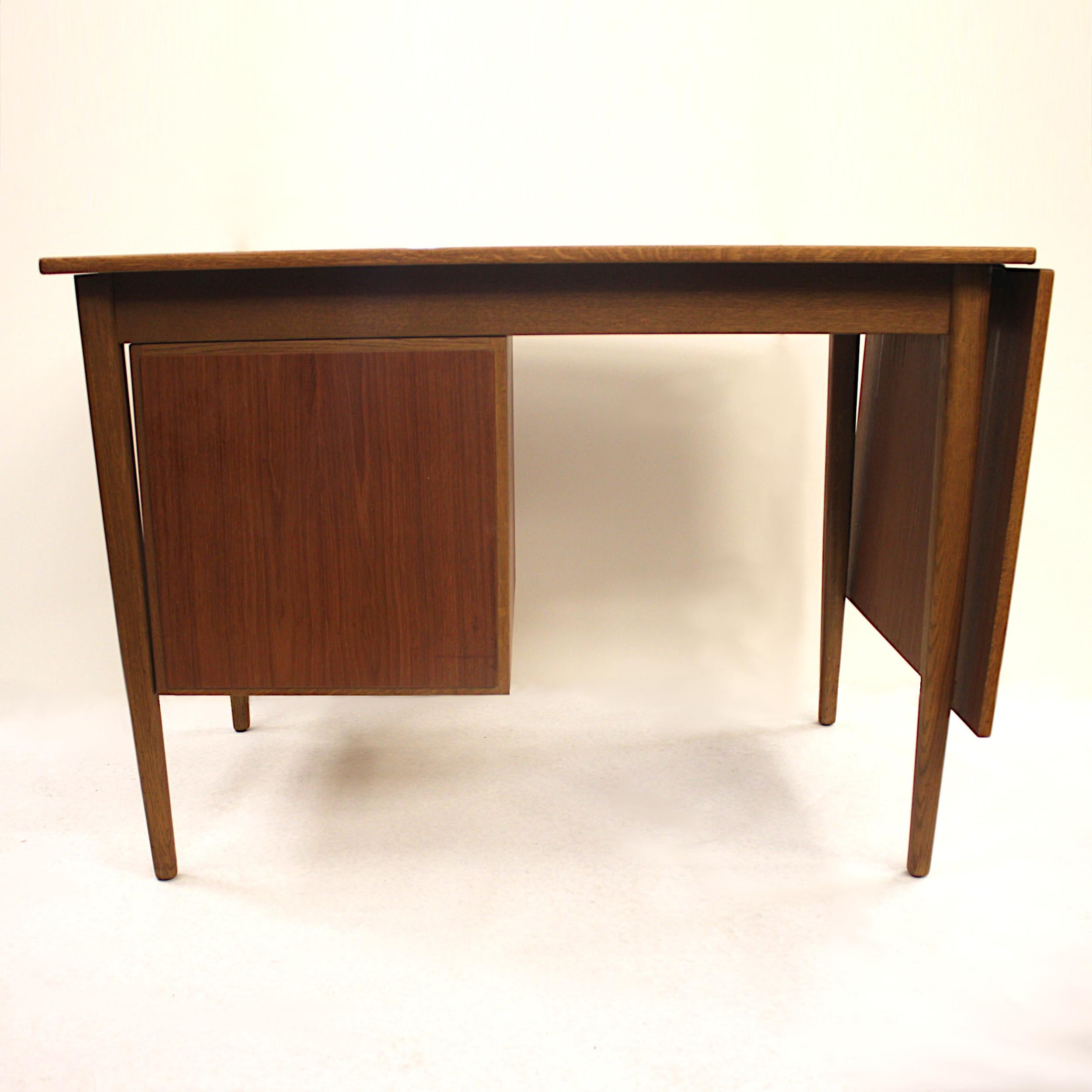 Vintage 1960s Danish Modern Arne Vodder Style Convertible Drop-Leaf Teak Desk In Excellent Condition In Lafayette, IN