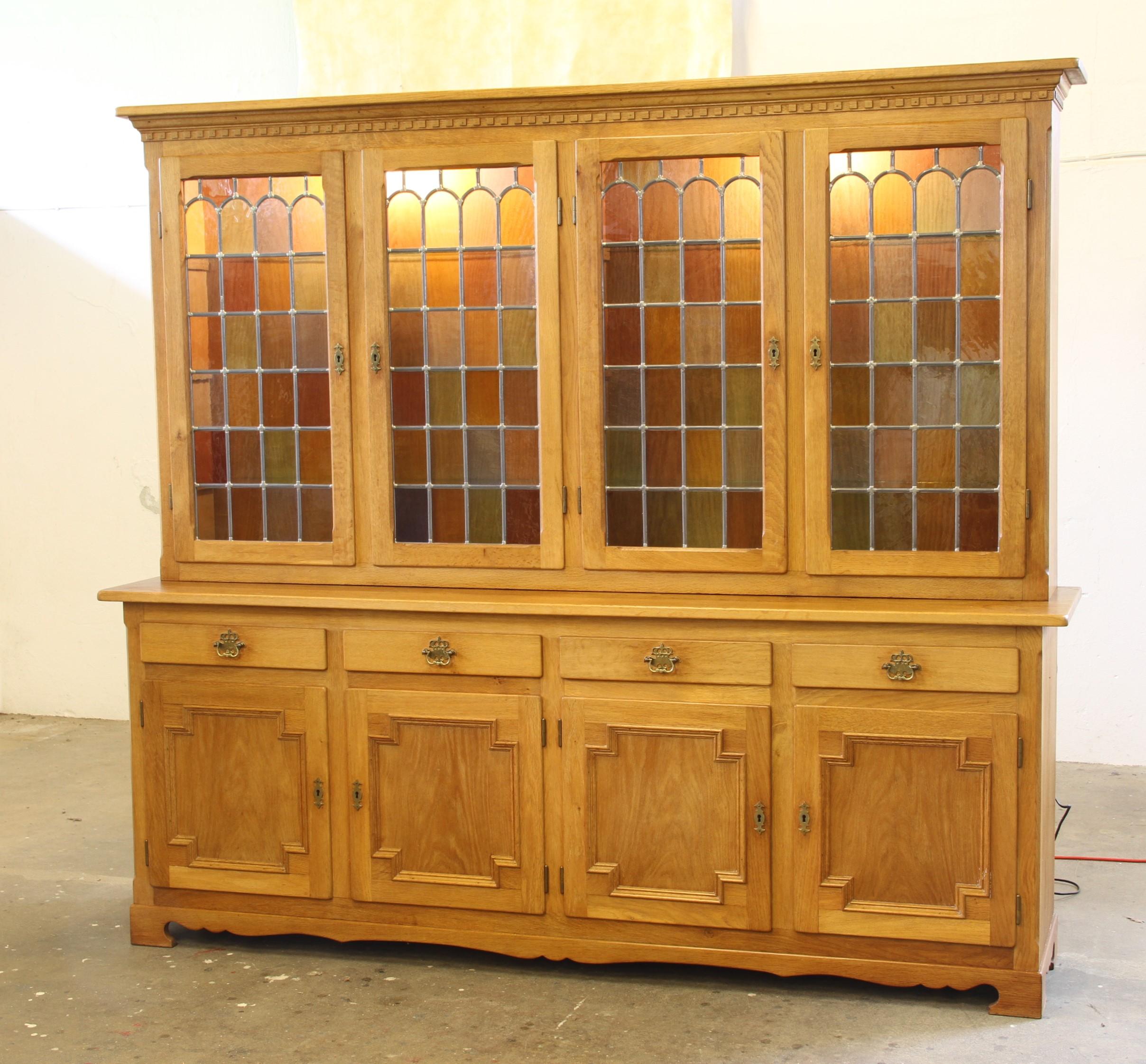 Dänischer Vitrinenschrank aus nordischer Eiche - Einzigartige Mischung aus bäuerlichem Charme und klassischer Handwerkskunst

Diese Vitrine mit Glastüren im oberen Bereich ist vom Landhausstil und traditionellen Designlinien inspiriert. Der untere