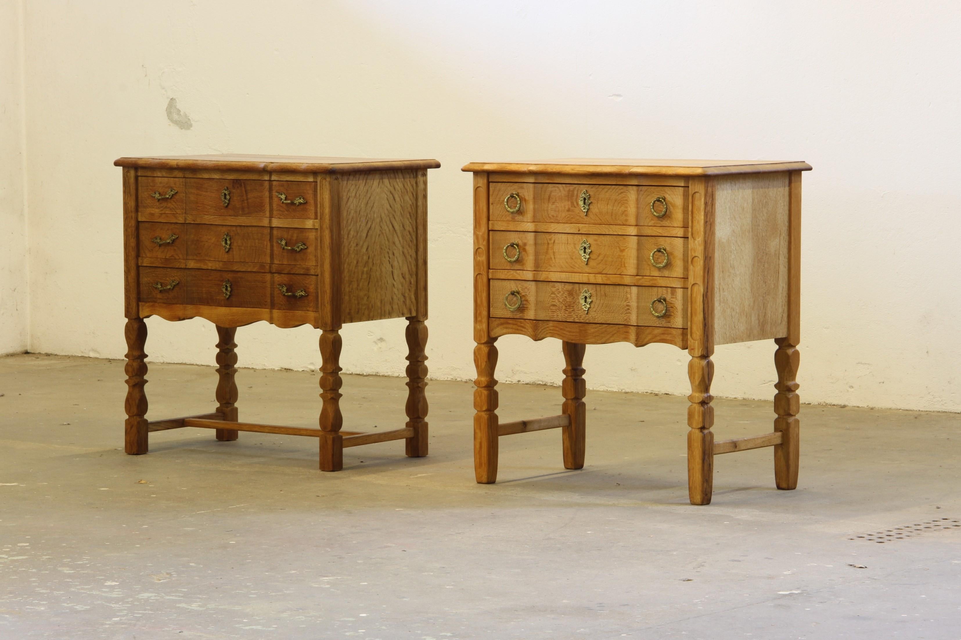 Paire de tables de chevet en chêne fabriquées au Danemark dans les années 1960/70 et souvent attribuées au célèbre designer danois Henning/Henry Kjærnulf. Kjærnulf est mondialement reconnu pour sa fusion unique de l'esthétique The Scandinavian