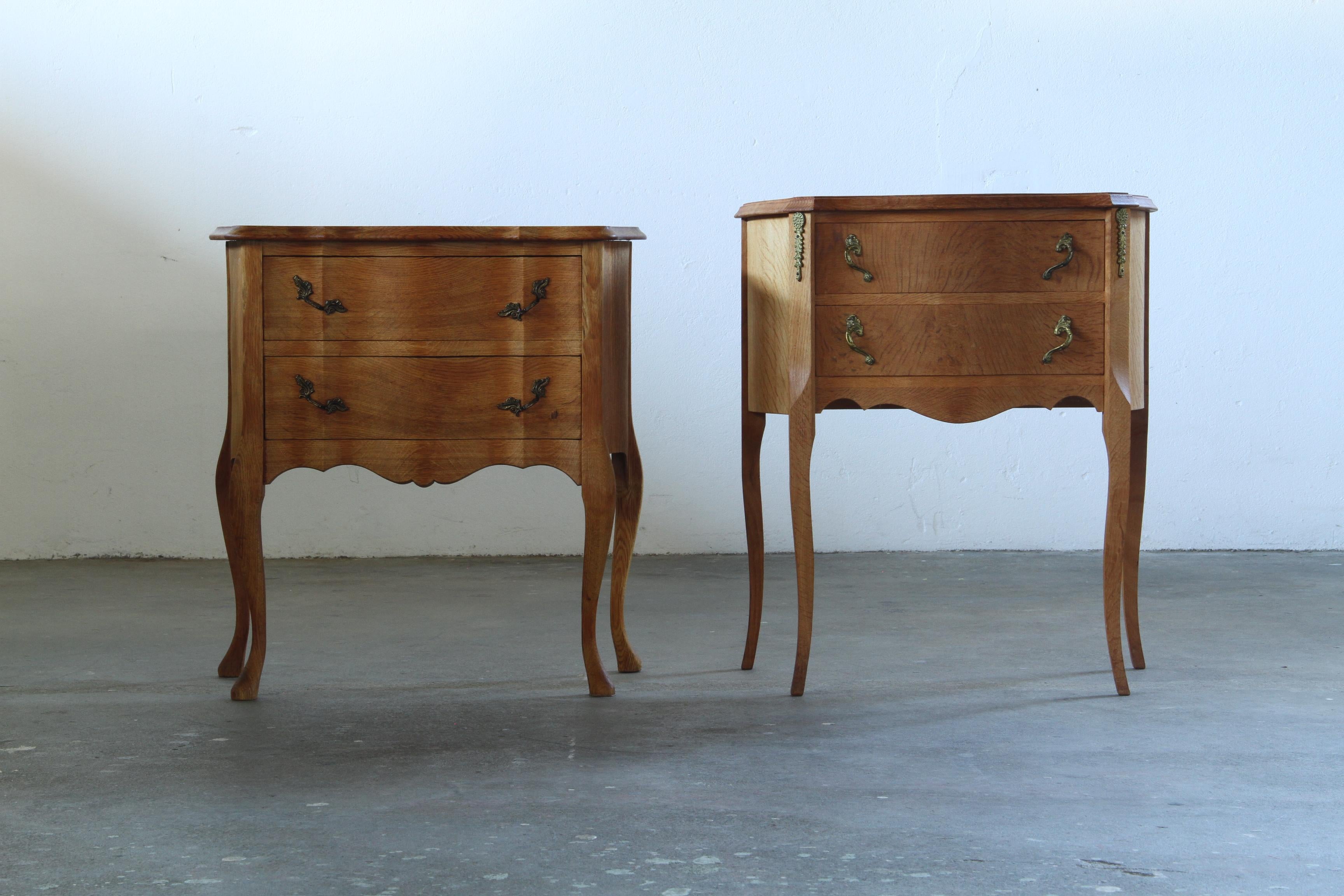 Una coppia splendidamente equilibrata di comodini danesi degli anni '60, spesso attribuiti al famoso designer Henning Kjærnulf, che mostra una fusione unica di semplicità scandinava moderna con motivi barocchi e medievali, uno stile spesso descritto