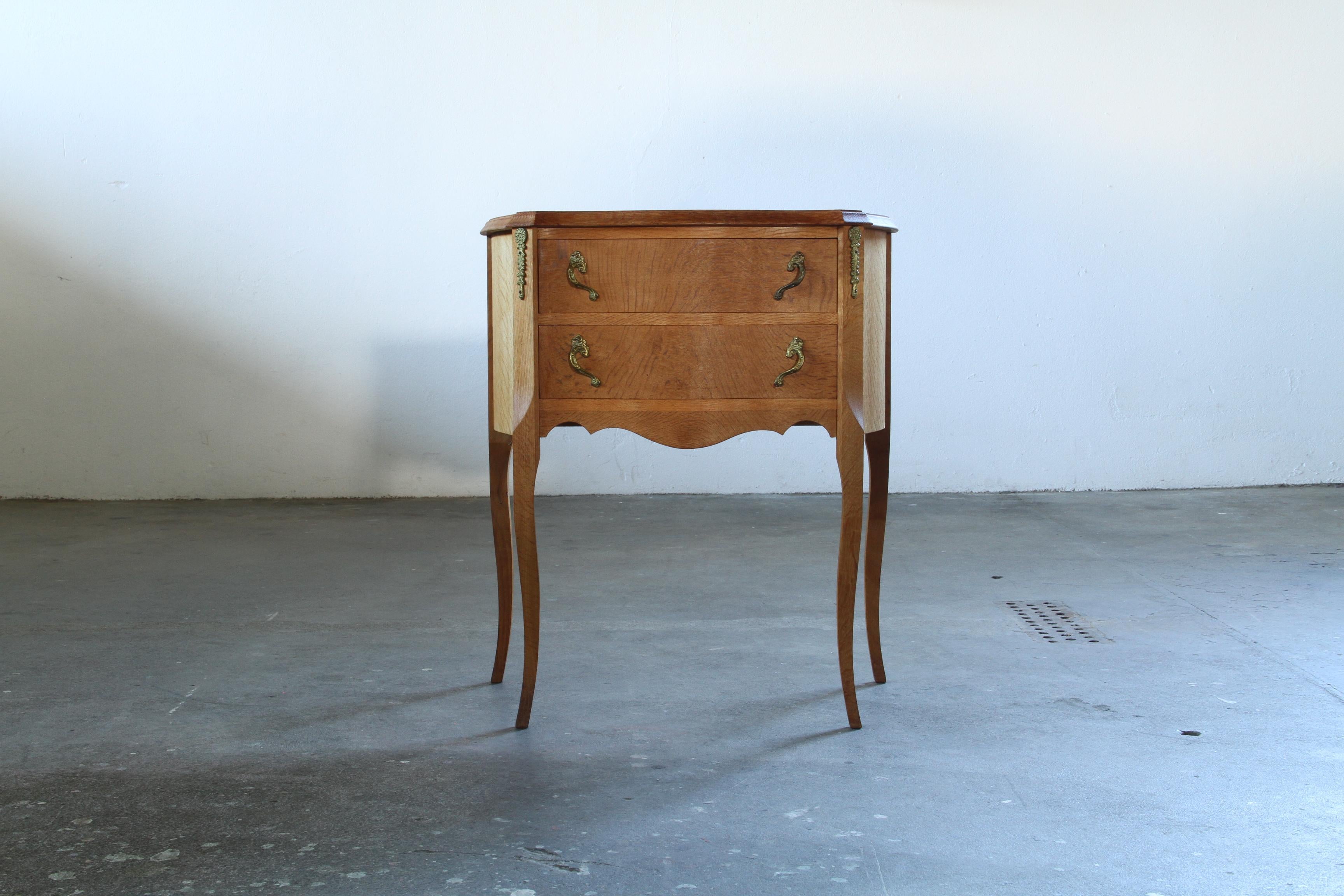 Ottone Comodini danesi moderni in Oak del 1960 - Henning Kjærnulf stile barocco in vendita