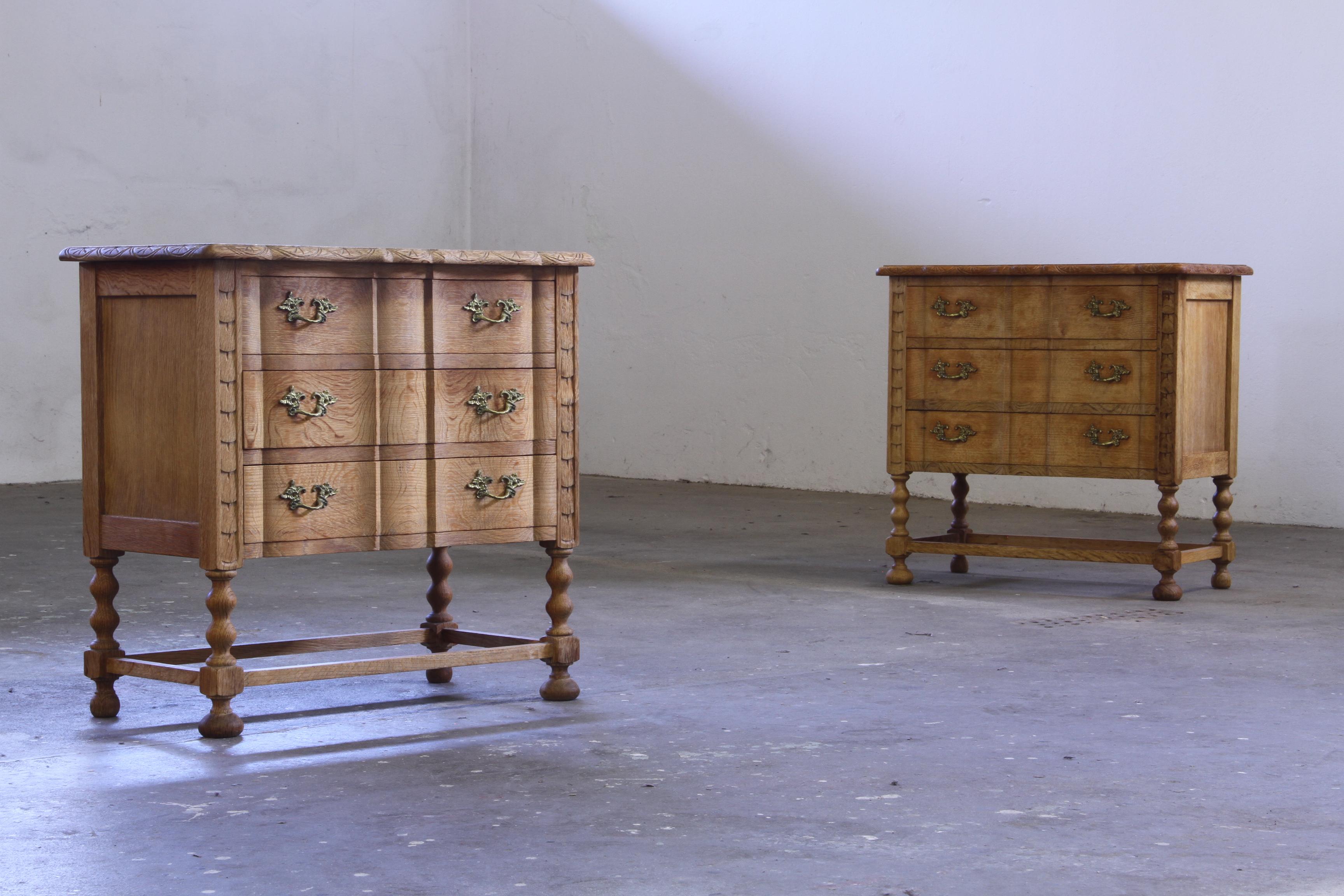Paire de tables de chevet en chêne fabriquées au Danemark dans les années 1960/70 et souvent attribuées au célèbre designer danois Henning/Henry Kjærnulf. Kjærnulf est mondialement reconnu pour sa fusion unique de l'esthétique The Scandinavian