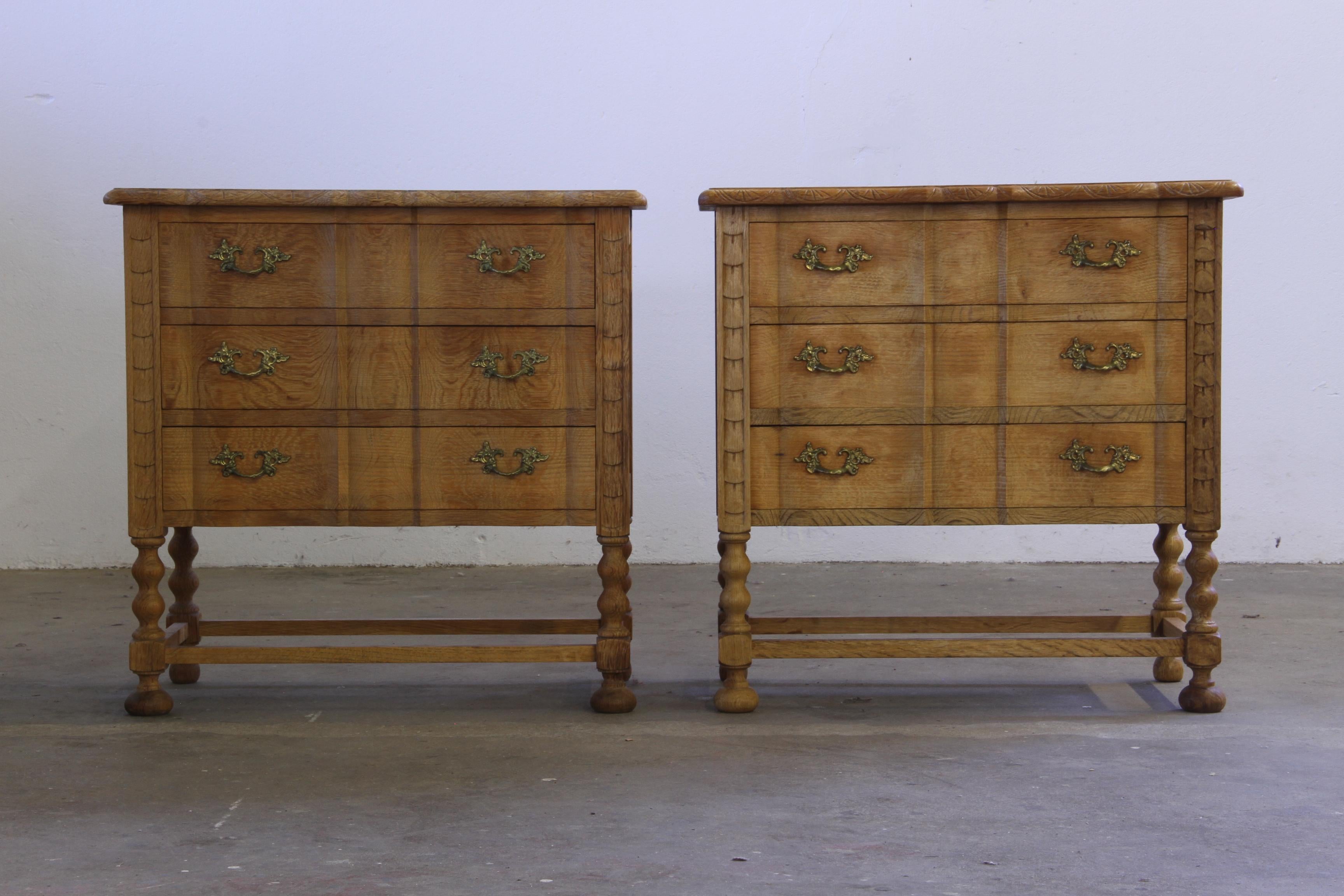 Mid-Century Modern Vintage 1960s Danish Modern Oak Nightstands dans le style de Henning Kjærnulf en vente