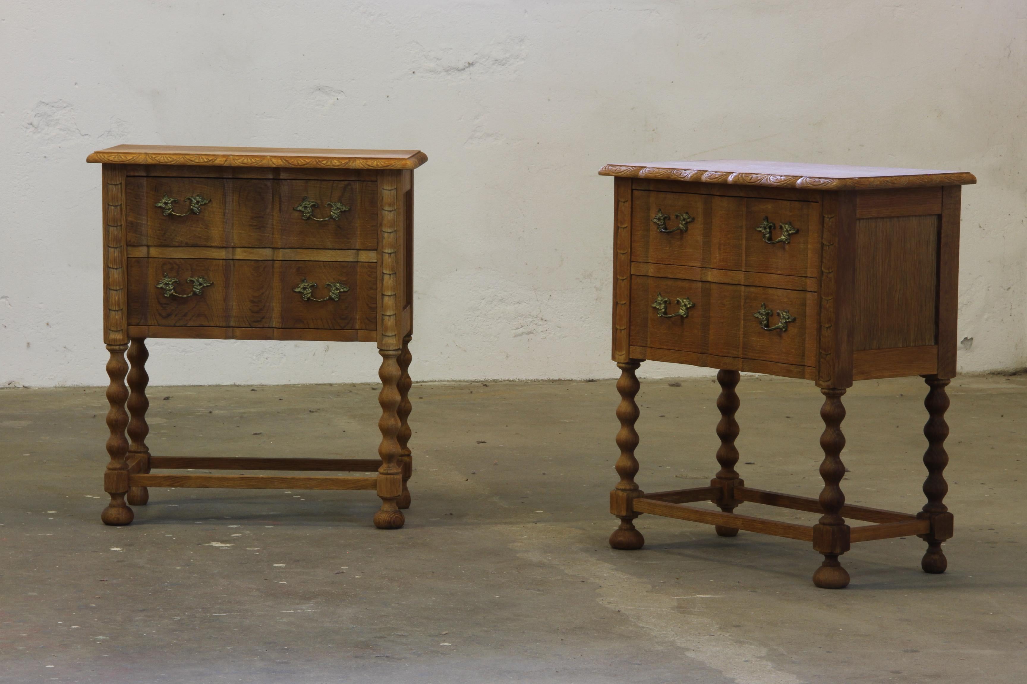 Comodini in quercia moderni danesi d'epoca degli anni '60 nello stile di Henning Kjærnulf In condizioni buone in vendita a Store Heddinge, DK