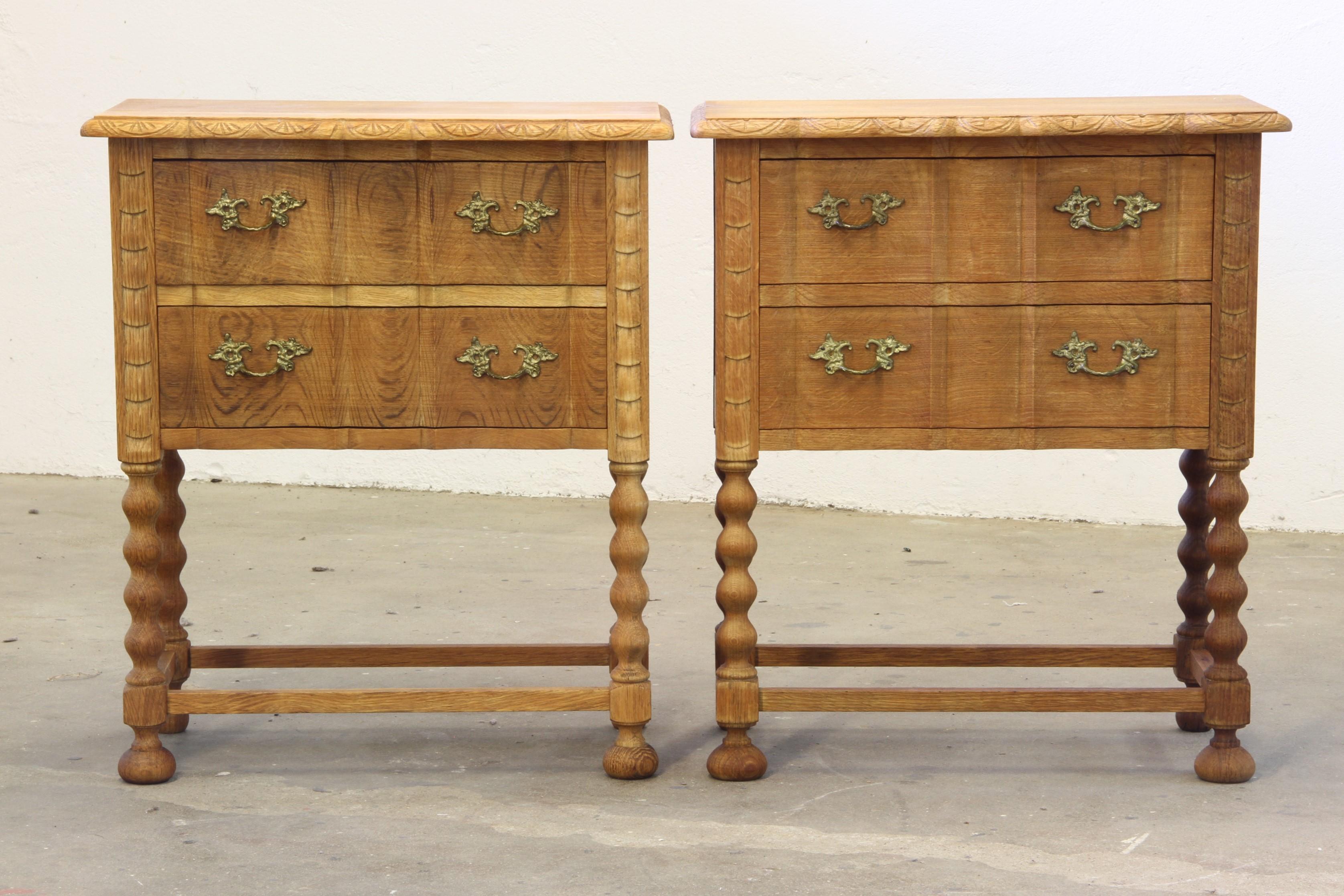 Metà XX secolo Comodini in quercia moderni danesi d'epoca degli anni '60 nello stile di Henning Kjærnulf in vendita