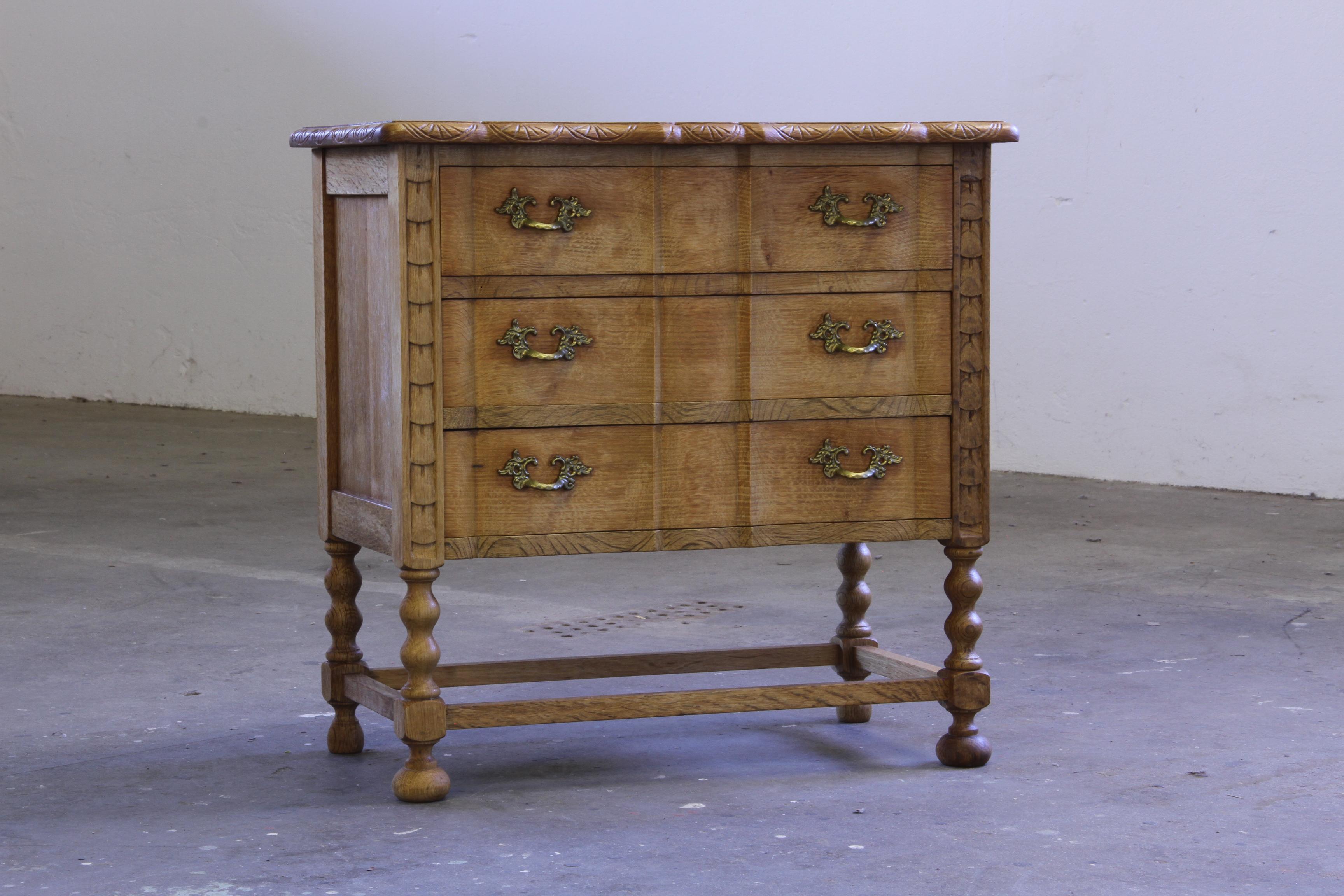 Milieu du XXe siècle Vintage 1960s Danish Modern Oak Nightstands dans le style de Henning Kjærnulf en vente