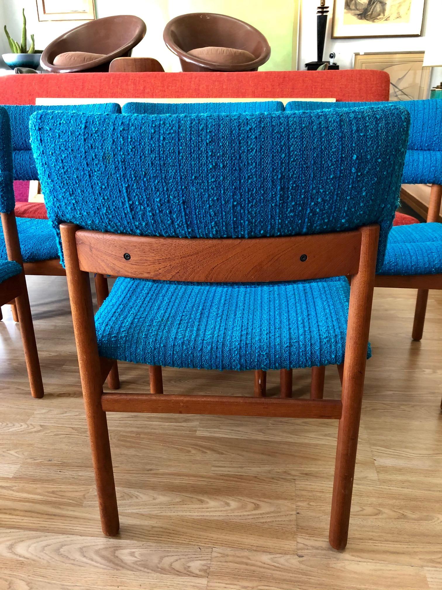 This set of six Danish dining chairs are in overall good condition. Tight teak frames. Vibrant original blue nubby boucle wool upholstery. Unknown designer/maker,
circa 1960s, Denmark.
Dimensions:
31