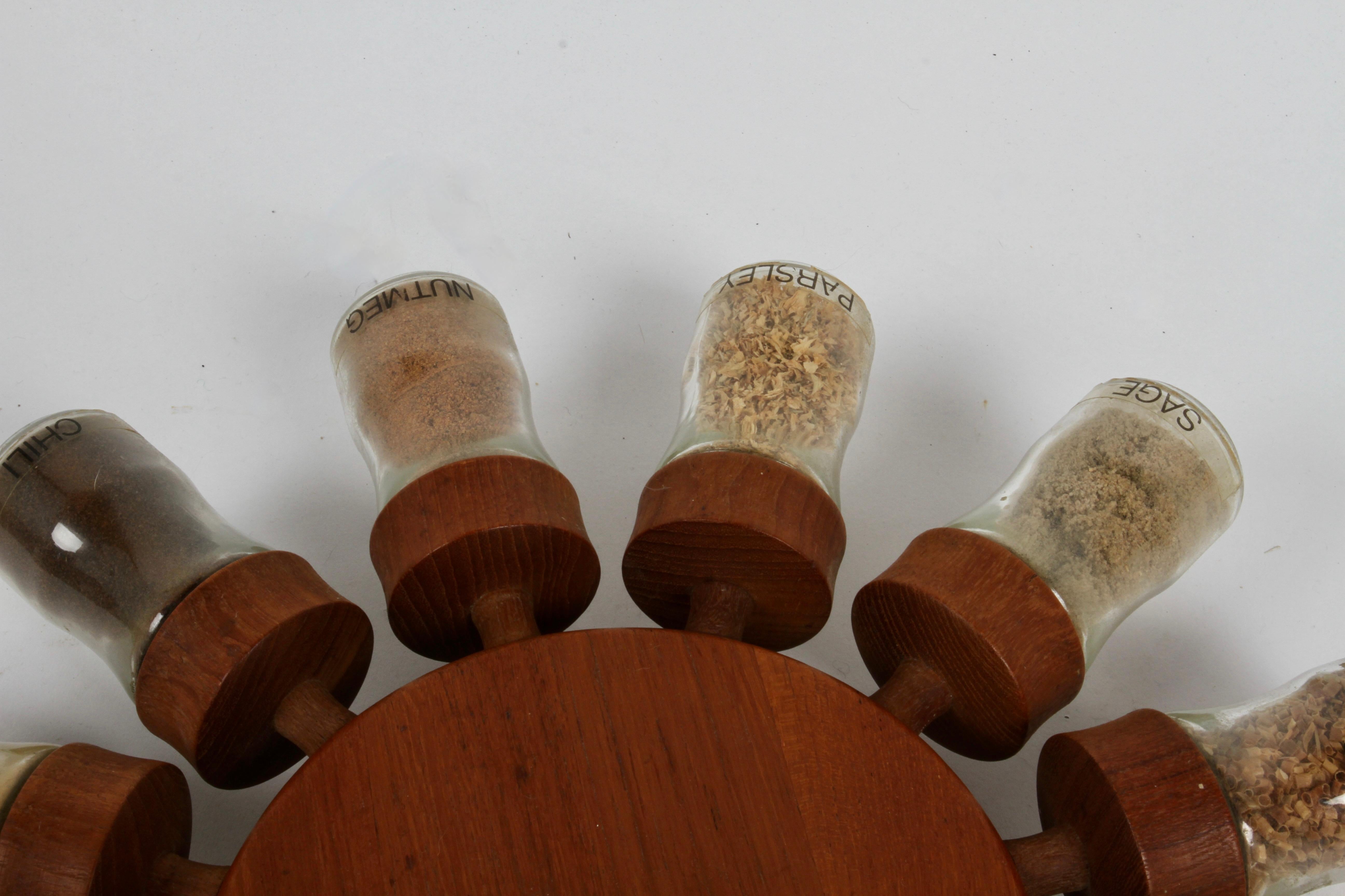 Dänisches modernes Vintage-Krug aus Teakholz und 12 Glasgefäß mit drehbarem Spice Wheel von Digsmed, 1960er Jahre im Zustand „Gut“ im Angebot in St. Louis, MO