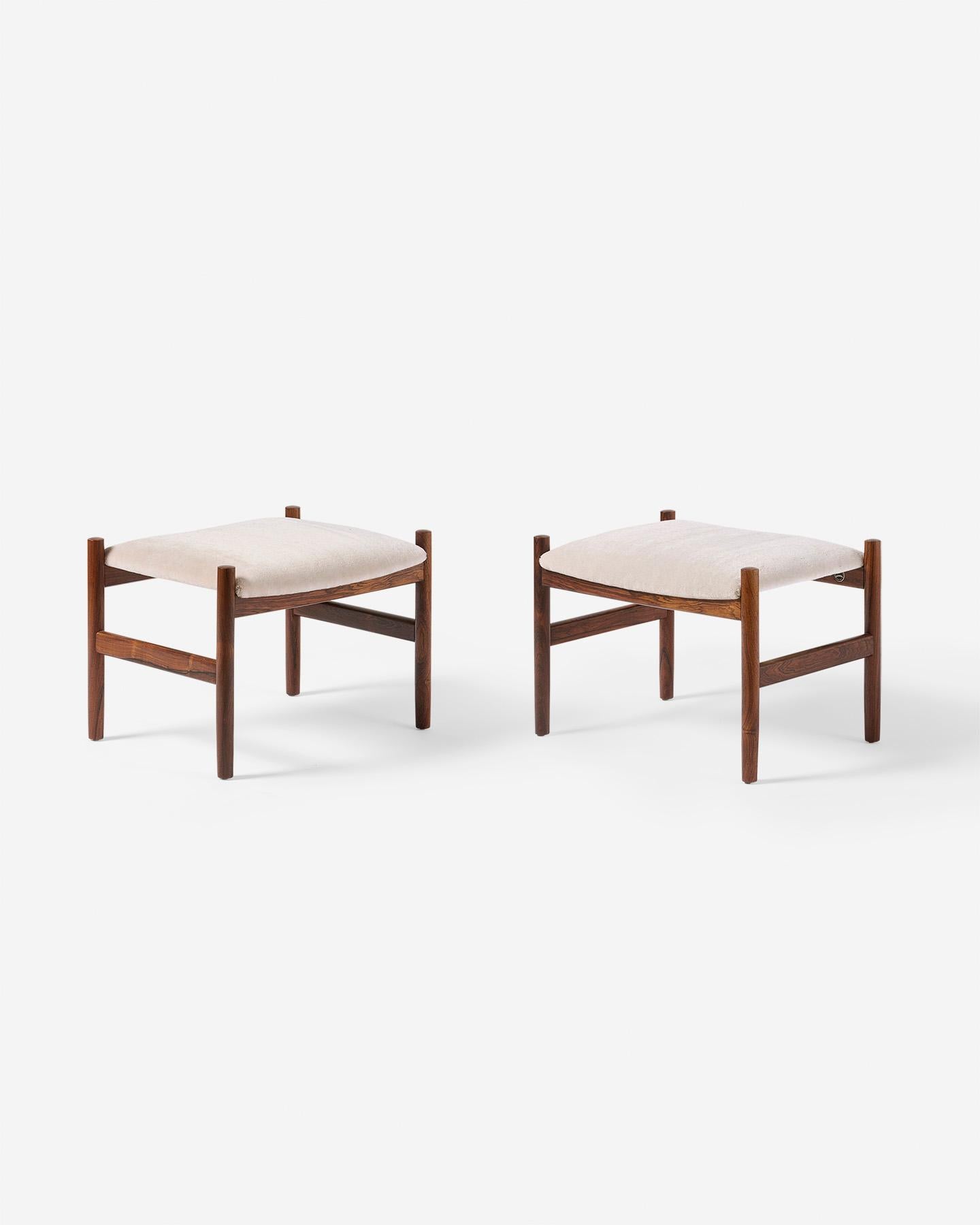 Spottrup Mobler - Tabourets rembourrés, c1960

Une paire de tabourets classiques produits par Spottrup Mobler en Les cadres sont fabriqués en bois de rose exquis qui a été remis en état par notre équipe de restaurateurs à Londres. Les nouveaux