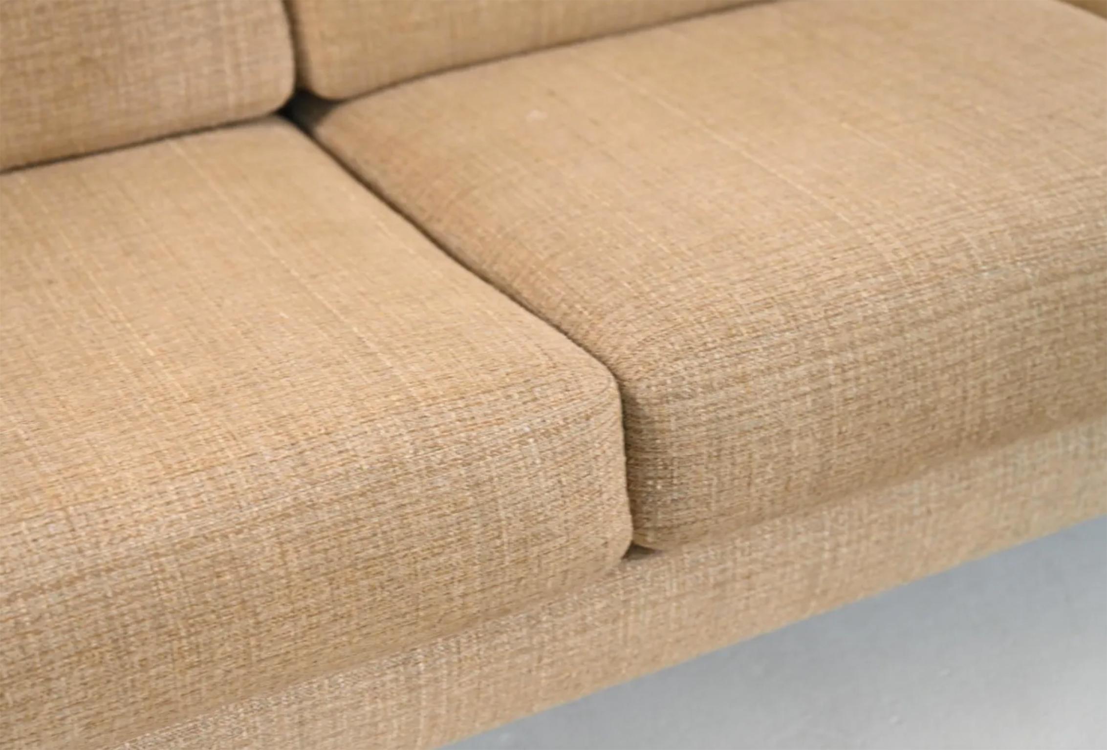 Tissu d'ameublement Canapé danois à trois places modèle GE-300/3 de Hans Wegner pour GETAMA, années 1960 en vente