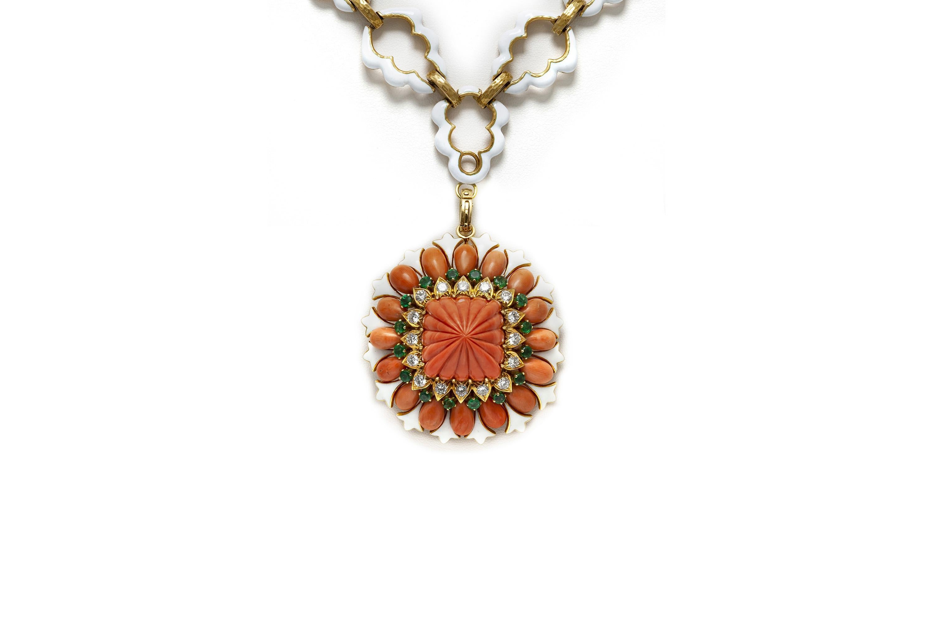 Finement réalisée en émail blanc sur or jaune 18 carats avec du corail sculpté, des diamants ronds de taille Brilliante pesant au total environ 4,00 carats, et des émeraudes de taille Ronde pesant au total environ 5,00 carats.
Le pendentif est