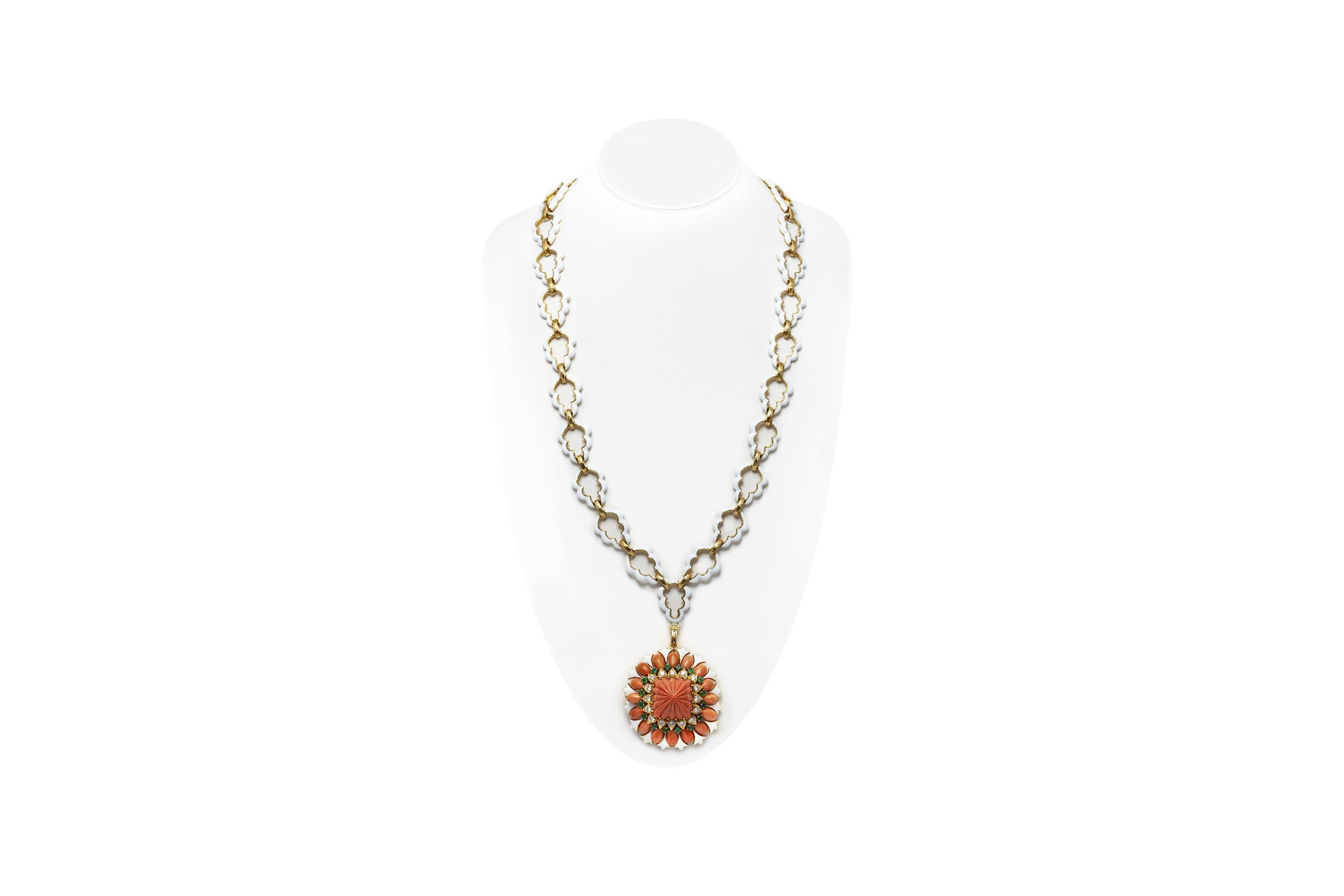 Taille mixte David Webb, collier sautoir avec broche et pendentif en corail sculpté, années 1960 en vente