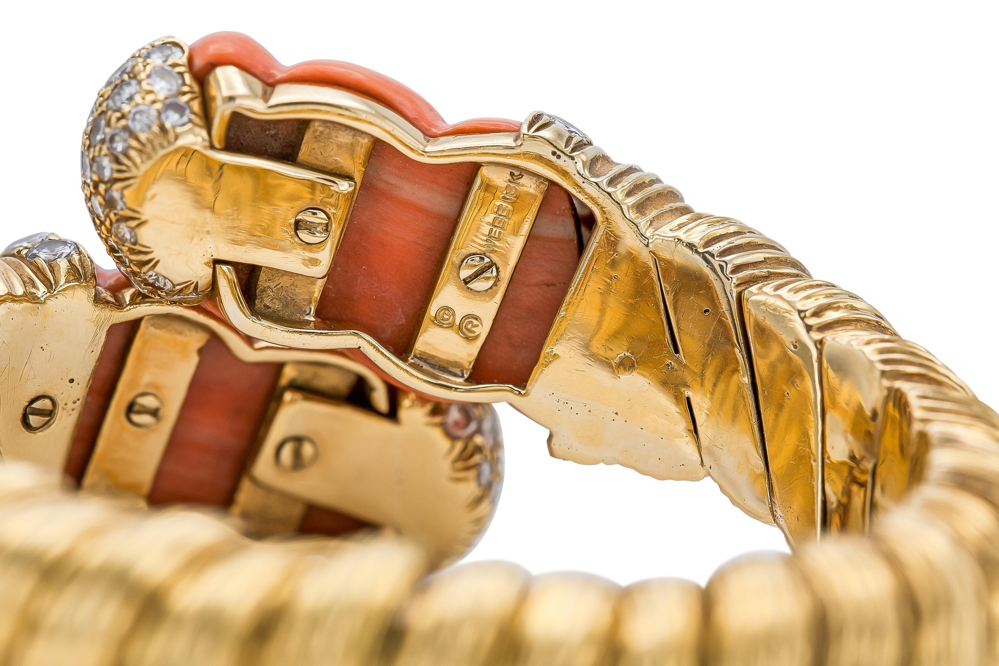 Bypass-Manschettenarmband aus Gold mit geschnitzten Korallen, Diamanten und Gold, David Webb, 1960er Jahre im Zustand „Gut“ im Angebot in New York, NY