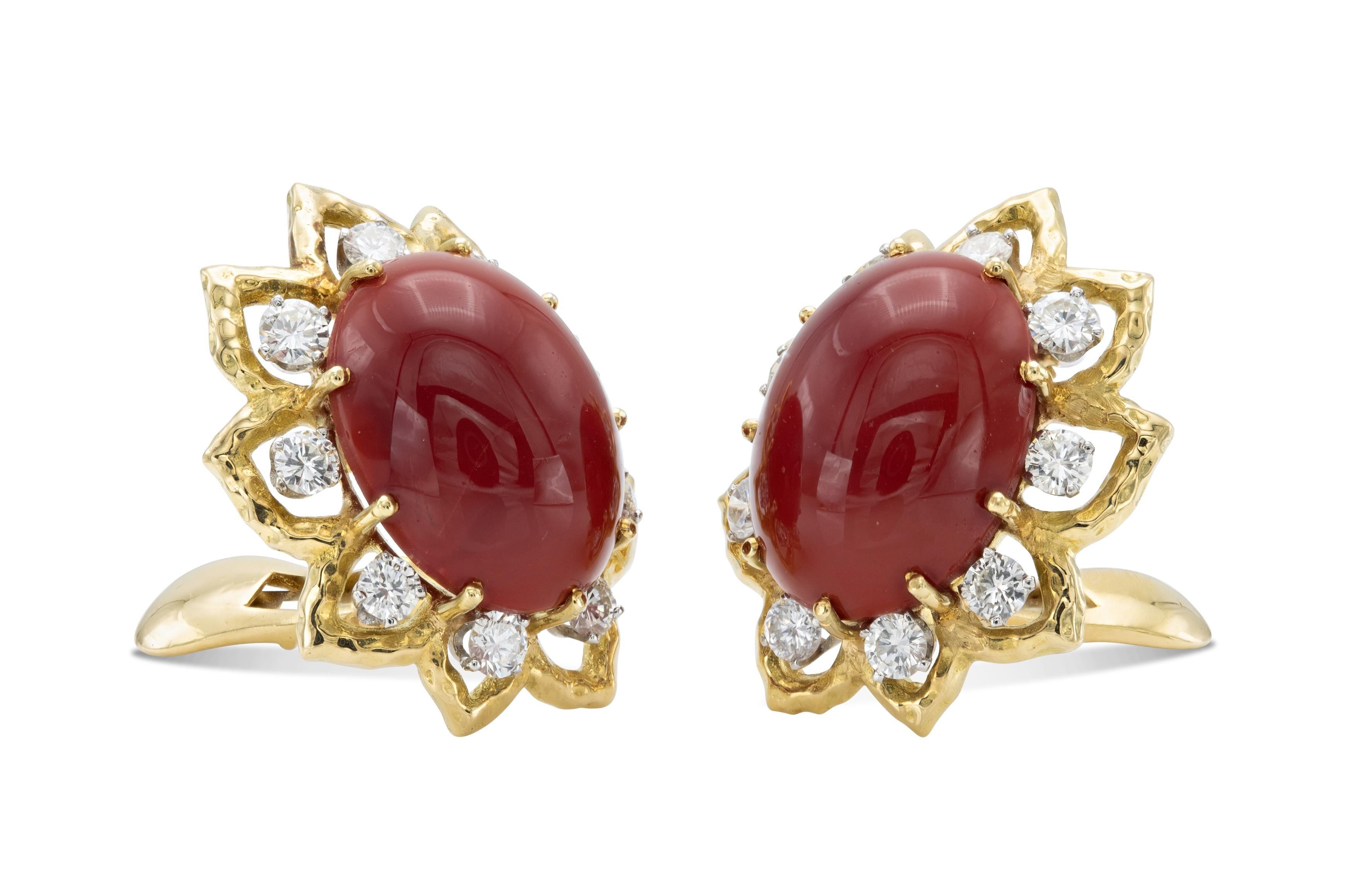 Fein gearbeitet in 18 Karat Gelbgold mit Cabochon-Korallen und runden Diamanten im Brillantschliff mit einem Gesamtgewicht von etwa 3,60 Karat.
Unterzeichnet von David Webb
Circa 1960er Jahre
2 1/4 x 1 Zoll