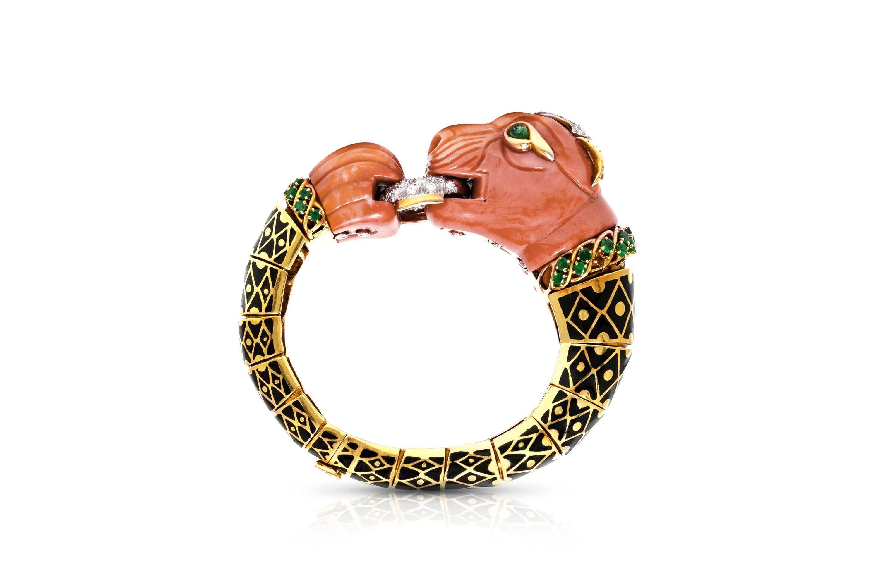 Fein gearbeitet mit schwarzer Emaille über 18 Karat Gelbgold mit geschnitzten Korallen, Cabochon-Smaragden, Smaragden im Rundschliff und Diamanten im Brillantschliff.
Unterzeichnet von David Webb
Circa 1960er Jahre
Größe 6 Zoll