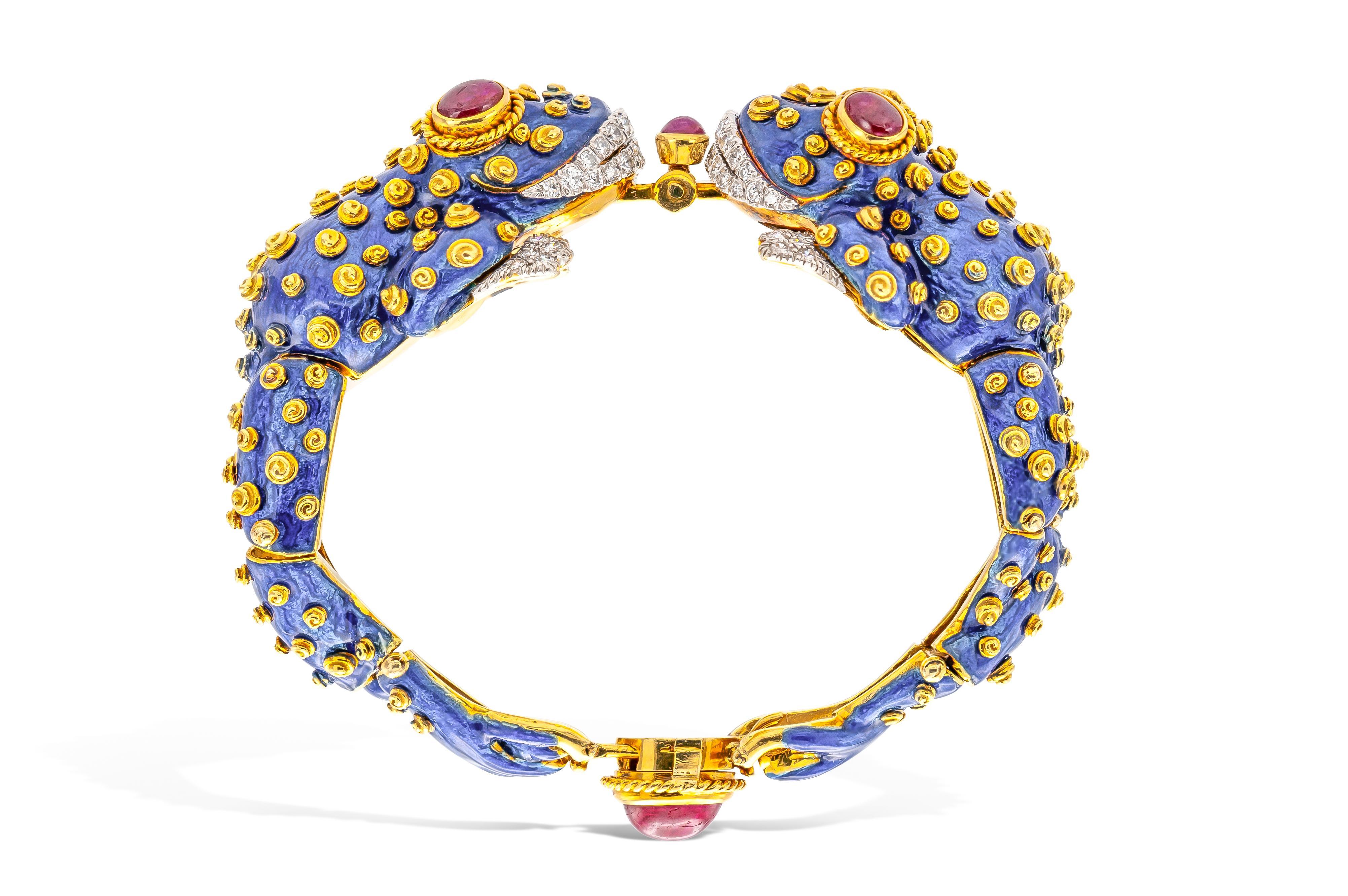 Finamente elaborada con esmalte azul sobre oro amarillo de 18 quilates y platino con 6 Rubíes Cabujón y 64 Diamantes Redondos talla Brillante.
Firmado por David Webb
Alrededor de 1960
Tamaño 6 1/2 pulgadas