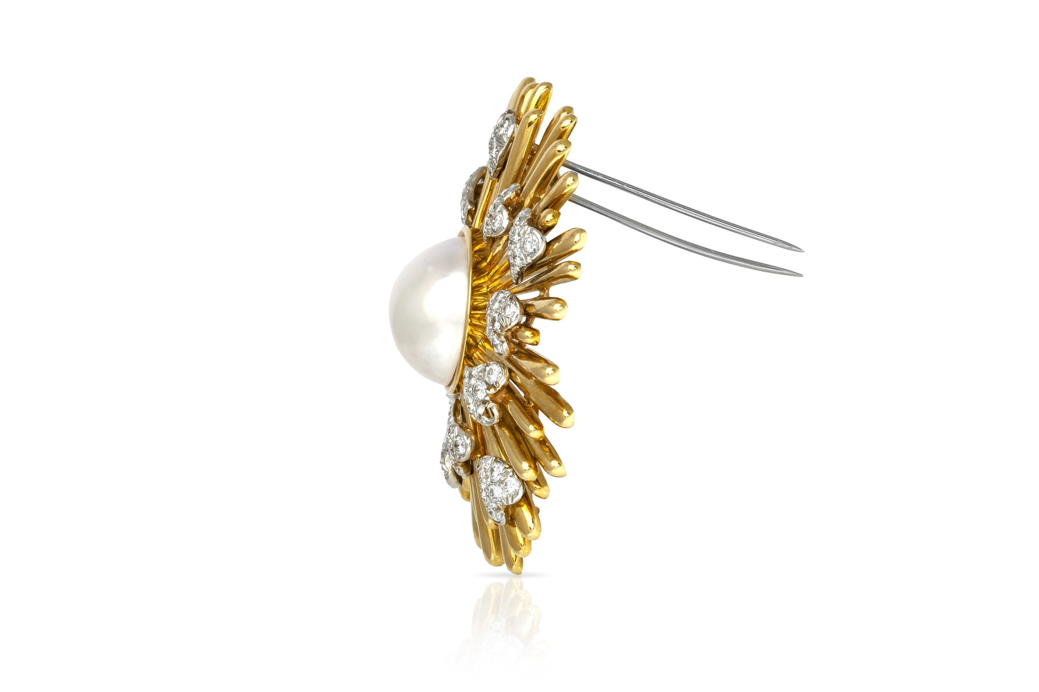 Fein gearbeitet in 18 Karat Gelb- und Weißgold mit einem Perlen-Mittelstein und Herzen mit runden Diamanten im Brillantschliff mit einem Gesamtgewicht von ca. 4,50 Karat in Pflasterfassung.
Unterzeichnet von David Webb
Circa 1960er Jahre
2 1/4 Zoll
