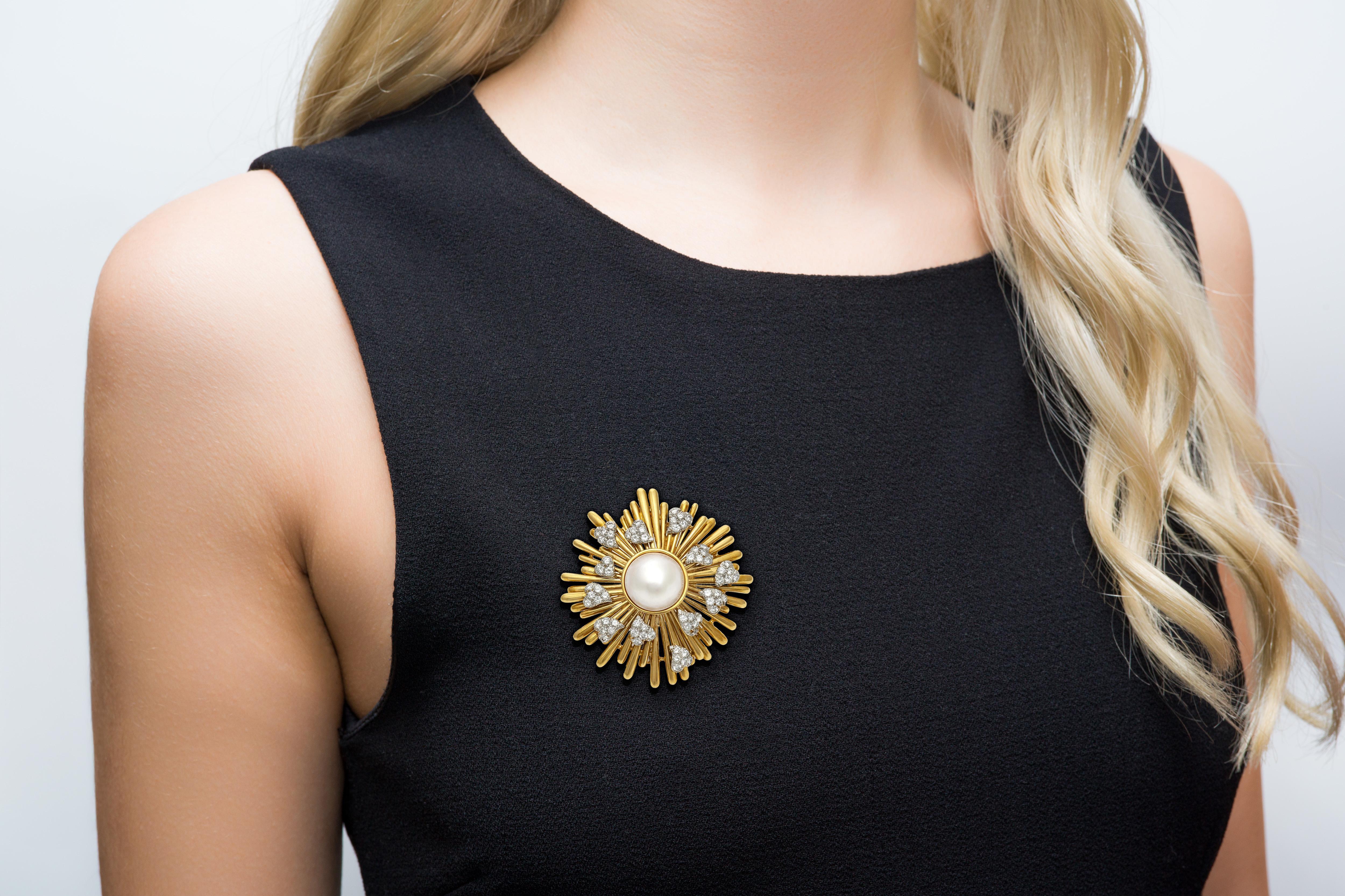 Vintage 1960er Jahre David Webb Gold- und Perlen-Sonnenbrosche mit Diamantherzen im Zustand „Gut“ im Angebot in New York, NY