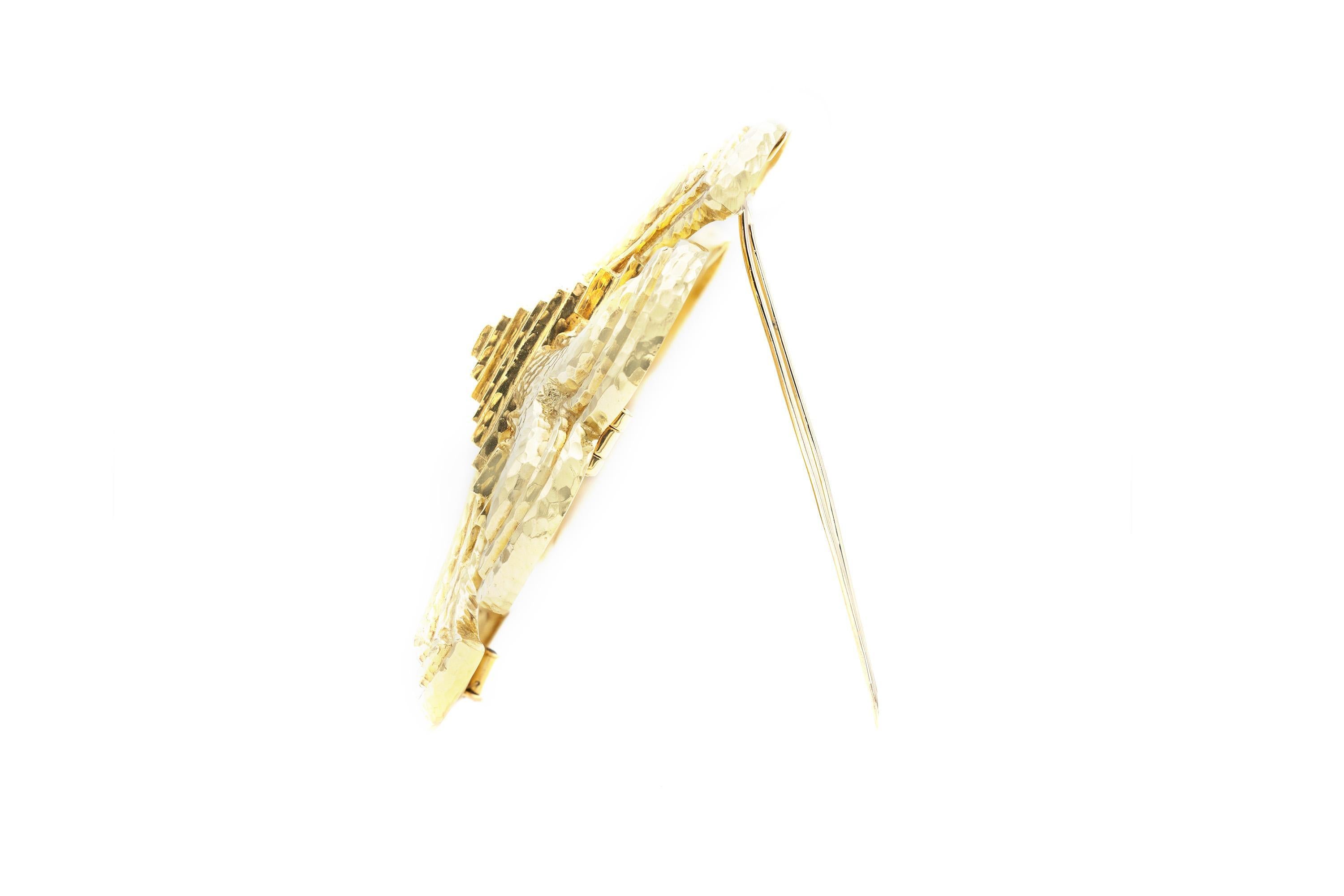 Finely crafted in 18k yellow gold.
Signed by David Webb
Circa 1960s
3 1/8 inches diameter