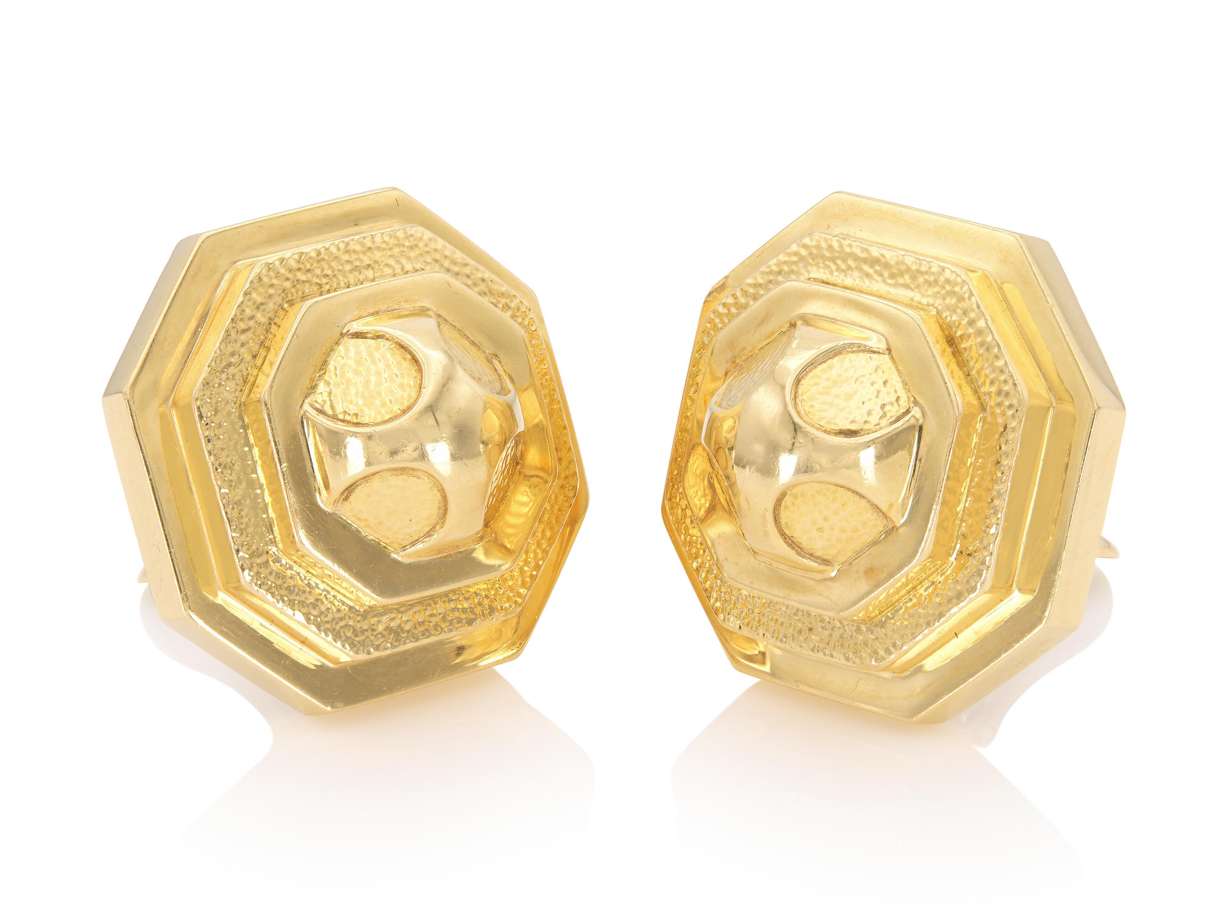Finamente elaborada en oro amarillo de 18 quilates.
Firmado por David Webb
Alrededor de 1960
1 1/8 x 1 1/8 pulgadas
