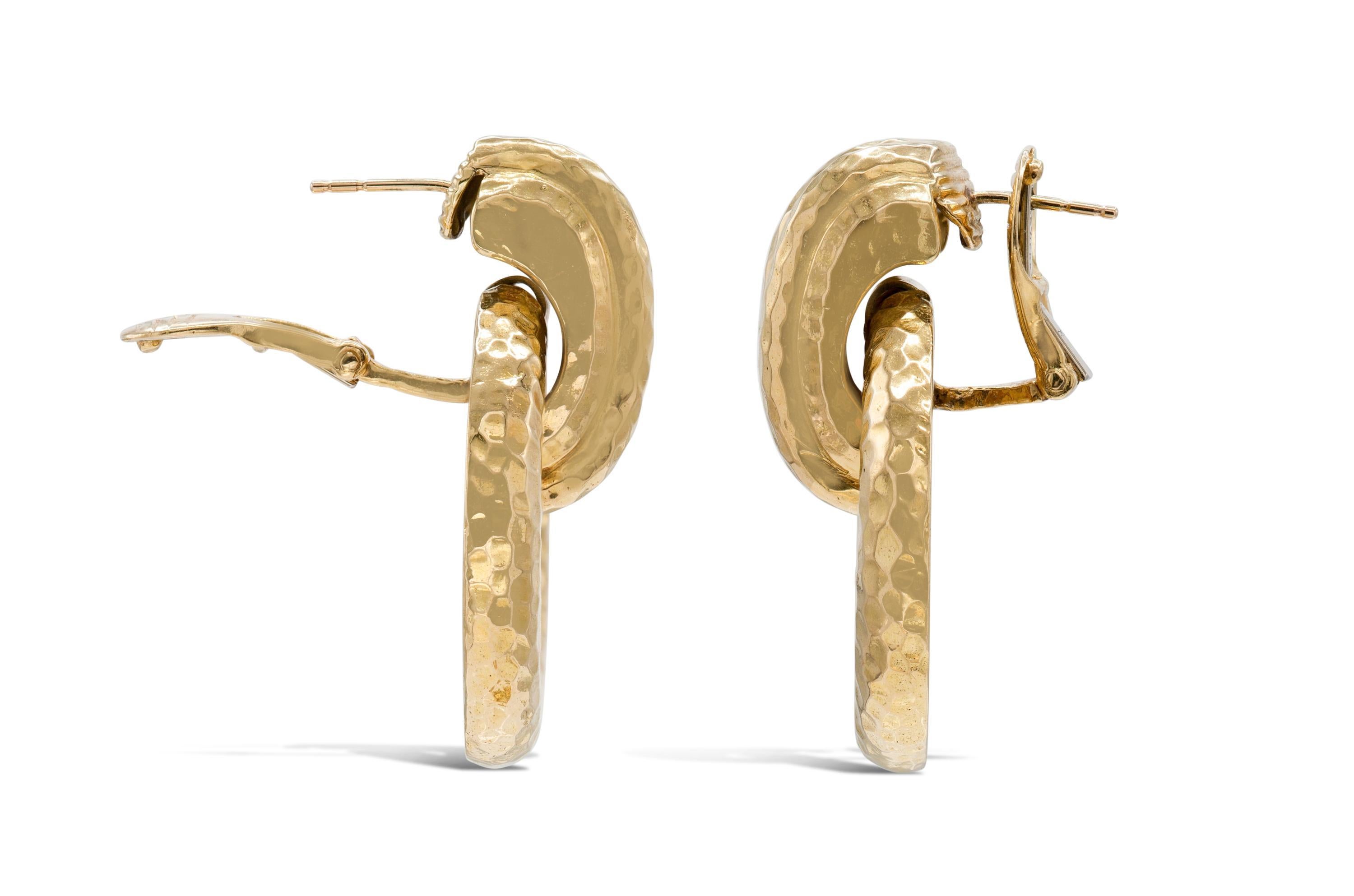 Vintage 1960s David Webb Hammered Gold Knocker Earrings In Good Condition For Sale In New York, NY