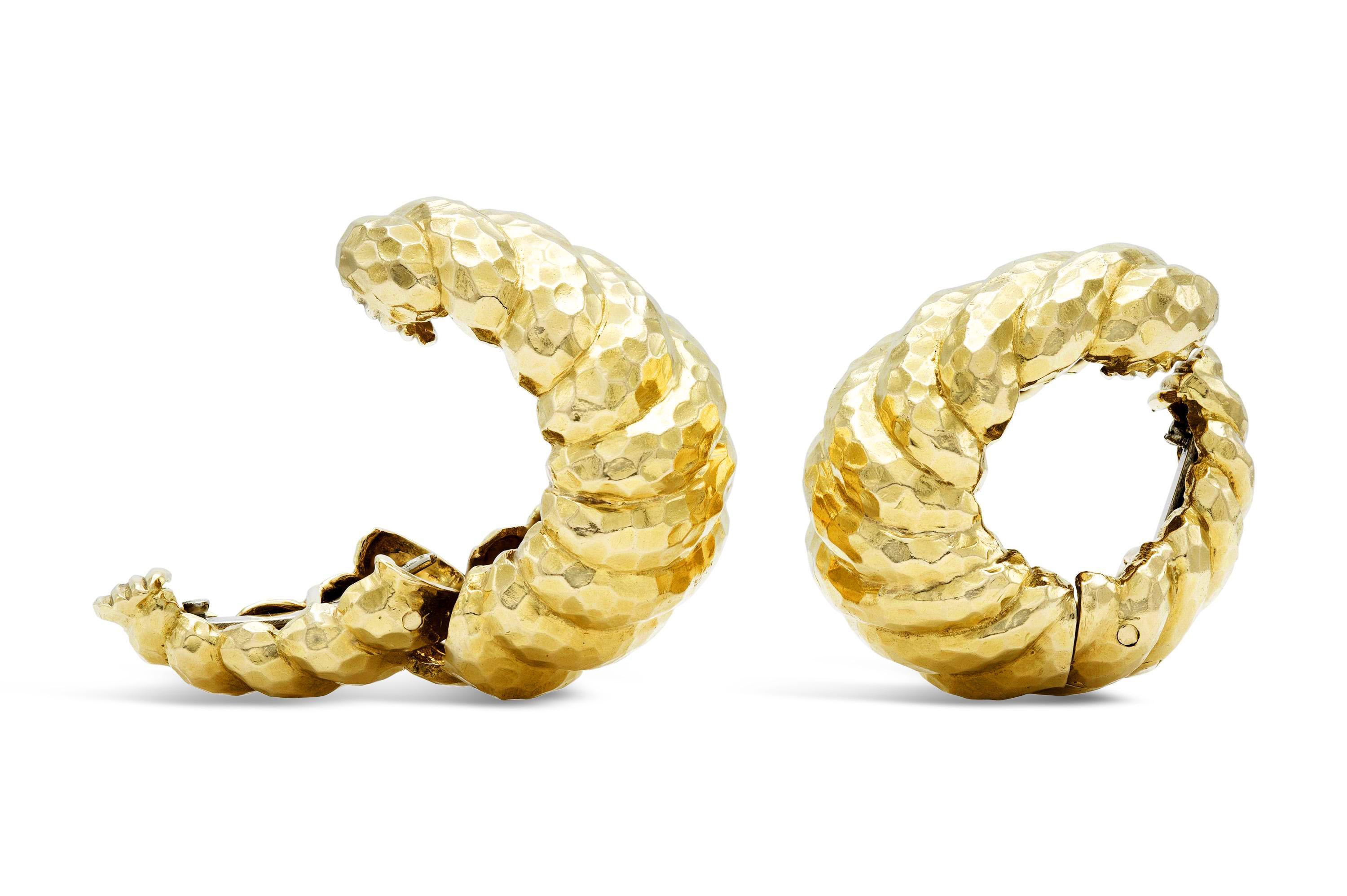 Vintage 1960er David Webb gehämmerte Gold-Schirm-Ohrringe, Vintage im Zustand „Gut“ im Angebot in New York, NY