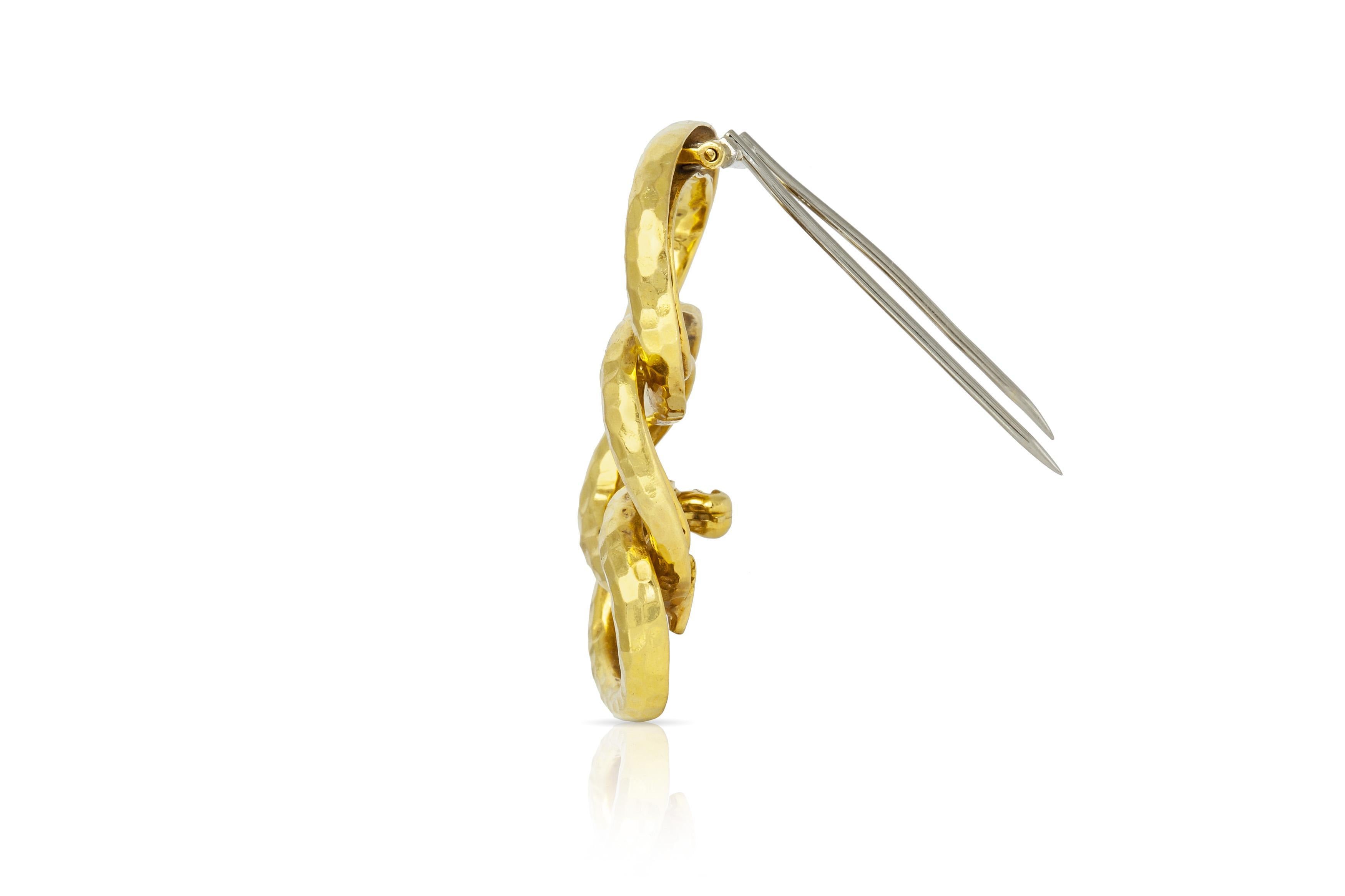 Finemente realizzato in oro giallo martellato 18k.
Firmato da David Webb
Crica 1960
1 3/4 x 1 1/8 pollici