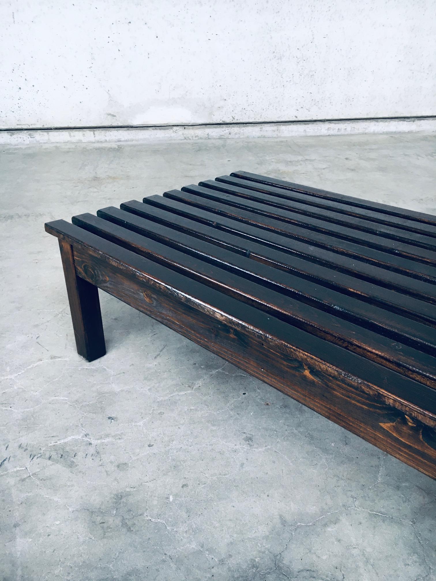 Banc bas à lattes en pin teinté, design vintage des années 1960 en vente 6