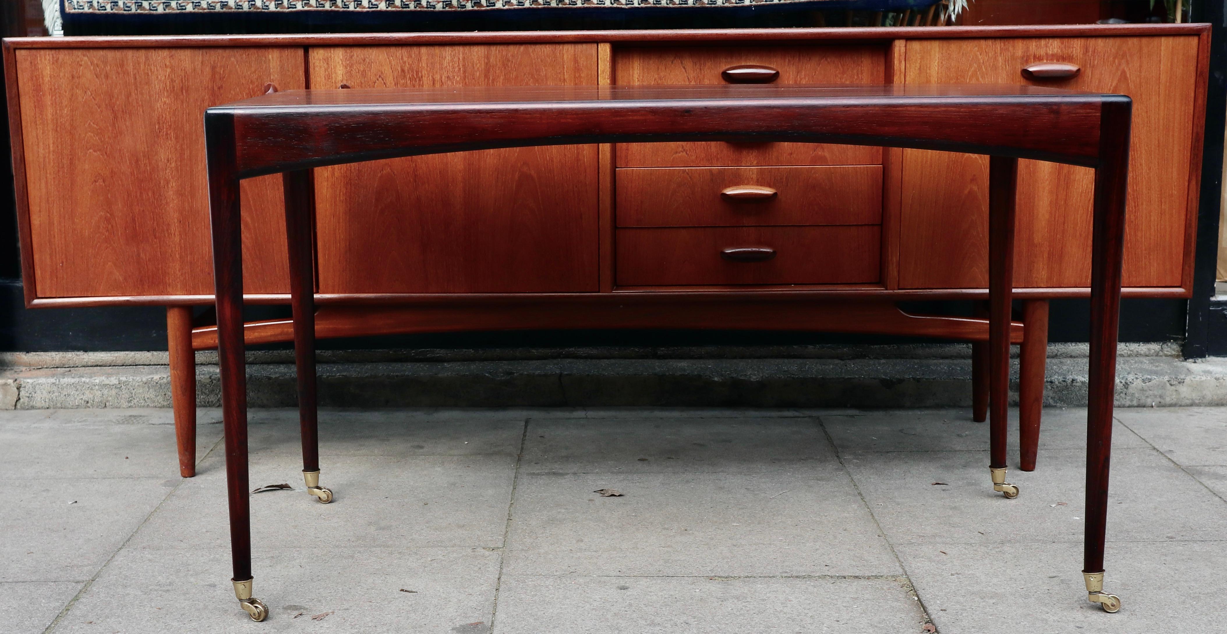 Table de bureau/table console moderne des années 1960 en bois de rose Rio, Kristian Vedel en vente 6