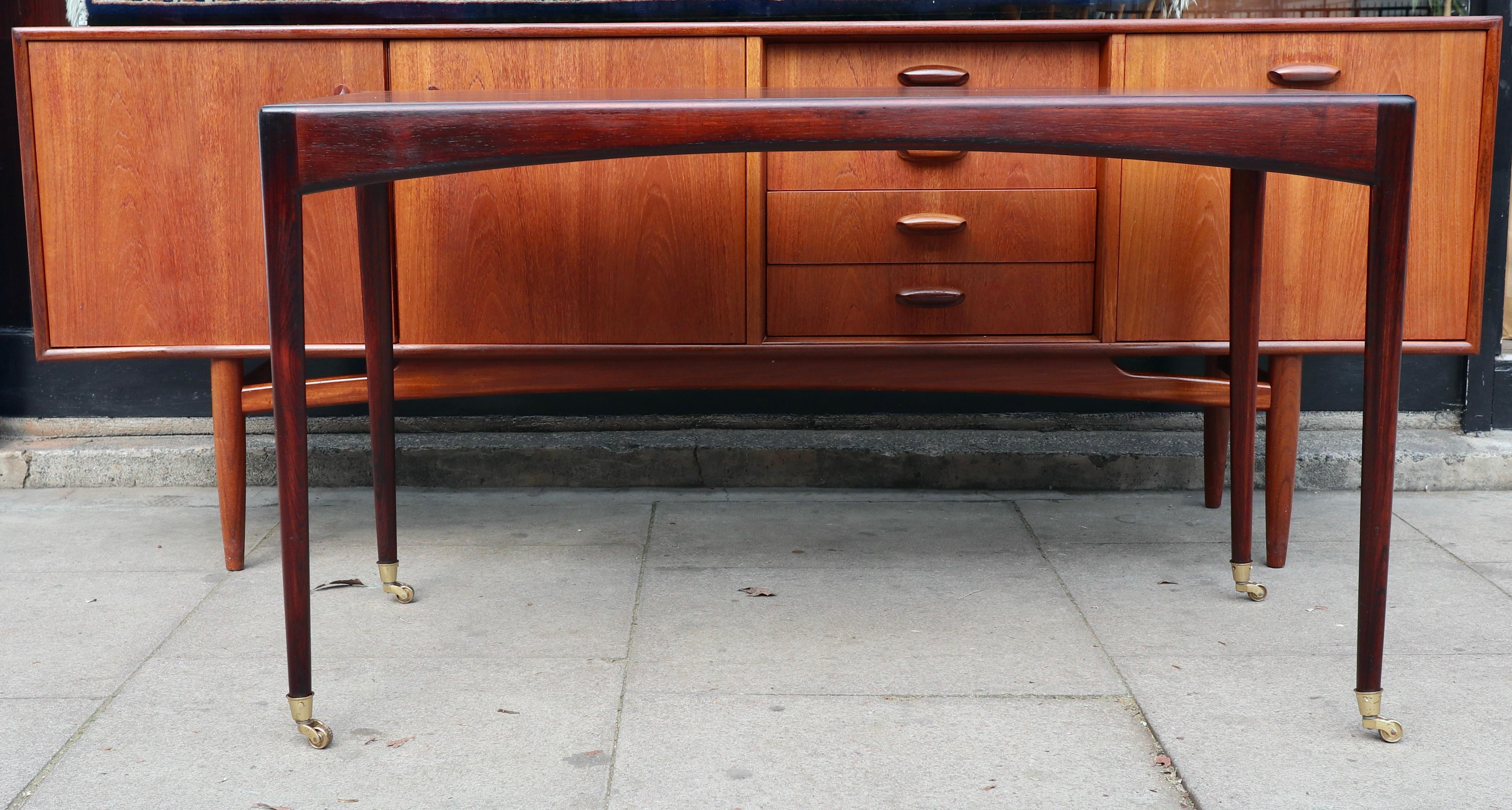 Table de bureau/table console moderne des années 1960 en bois de rose Rio, Kristian Vedel en vente 11