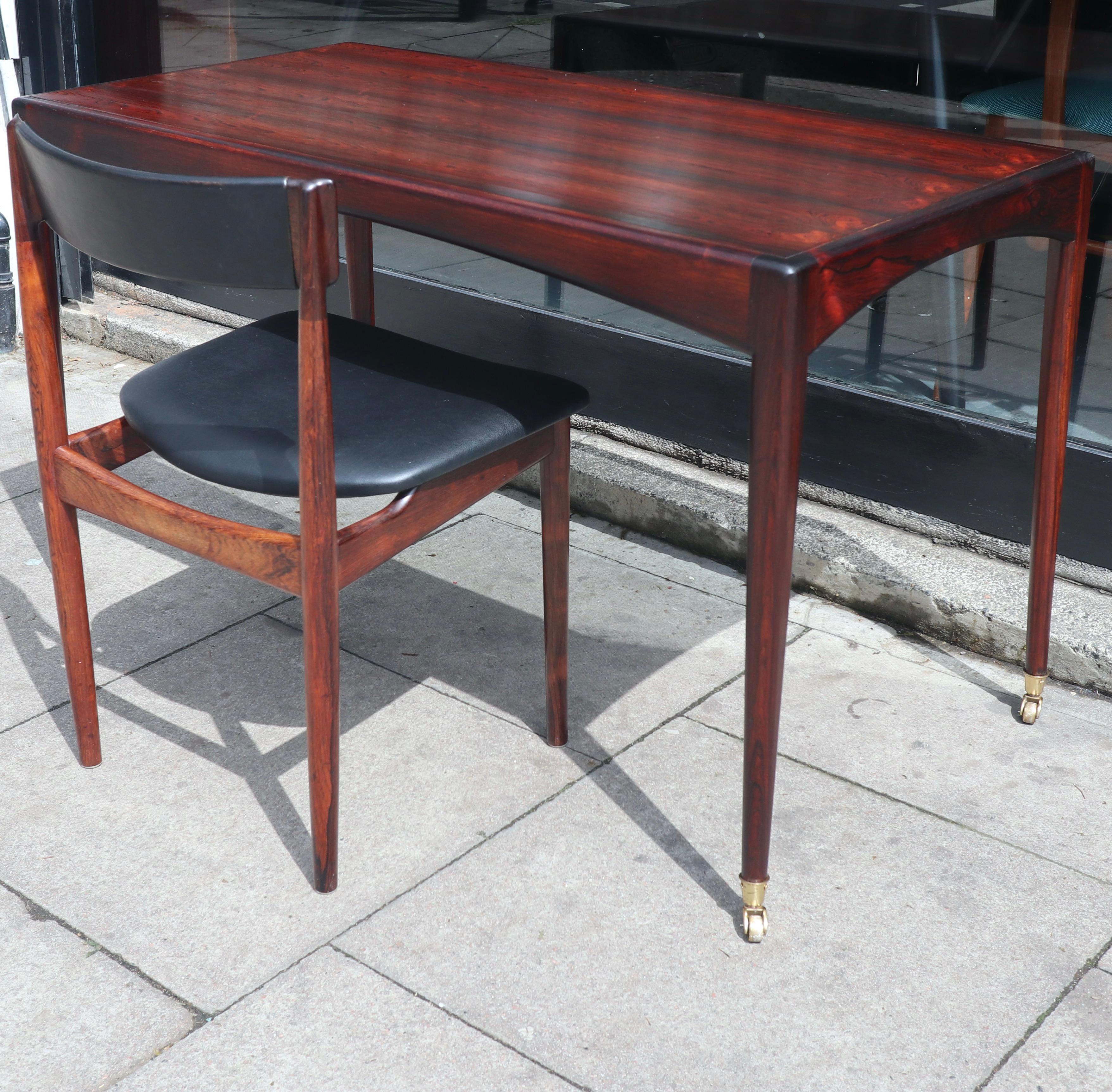 Danois Table de bureau/table console moderne des années 1960 en bois de rose Rio, Kristian Vedel en vente