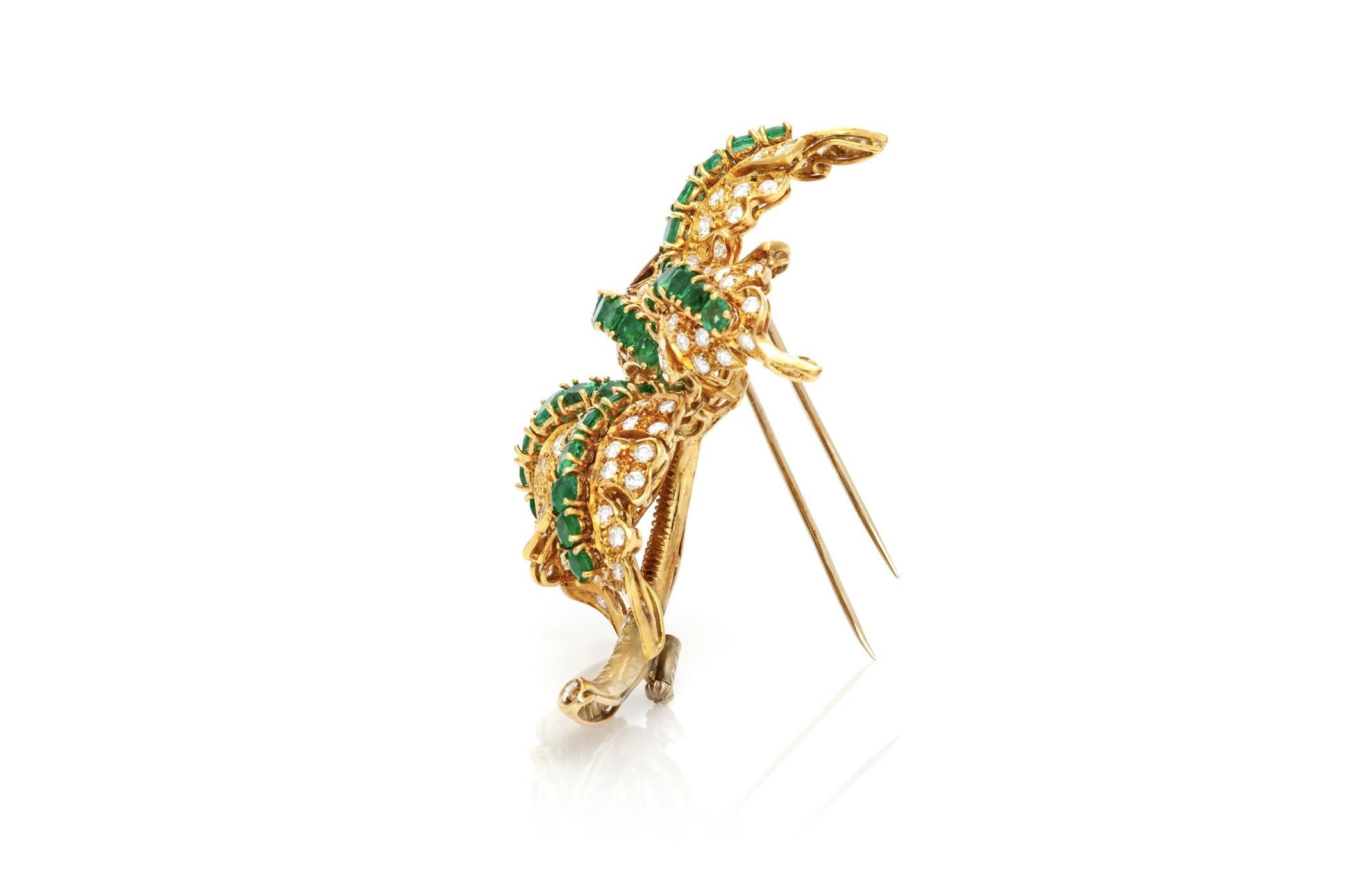 Finement réalisé en or jaune 18k avec des émeraudes de taille ronde pesant environ 10,00 carats au total et des diamants de taille ronde et brillante pesant environ 7,00 carats au total.
Circa 1960s
2 3/4 x 2 pouces