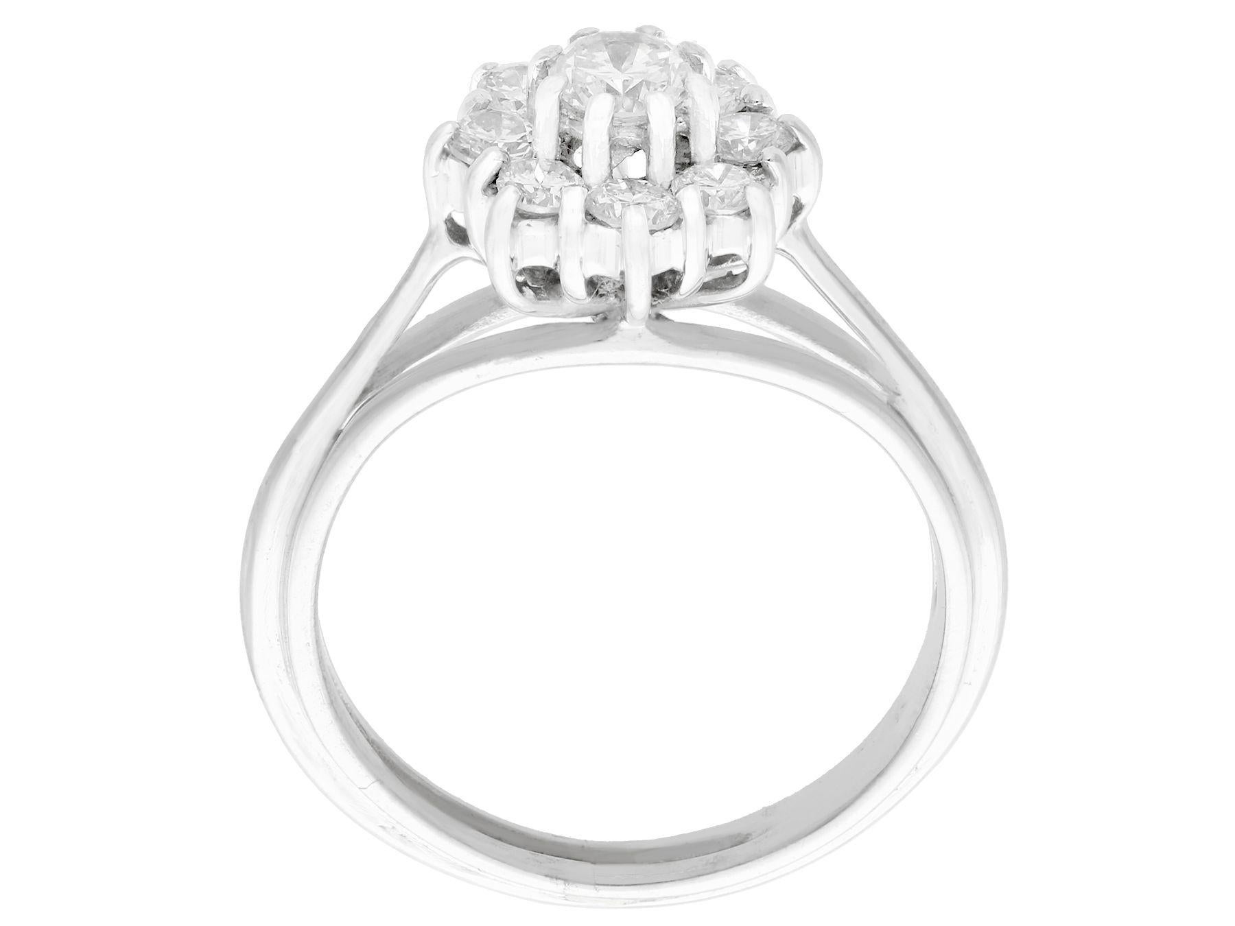 Vintage 1960er Jahre Diamant und Weißgold Cluster Verlobungsring für Damen oder Herren im Angebot