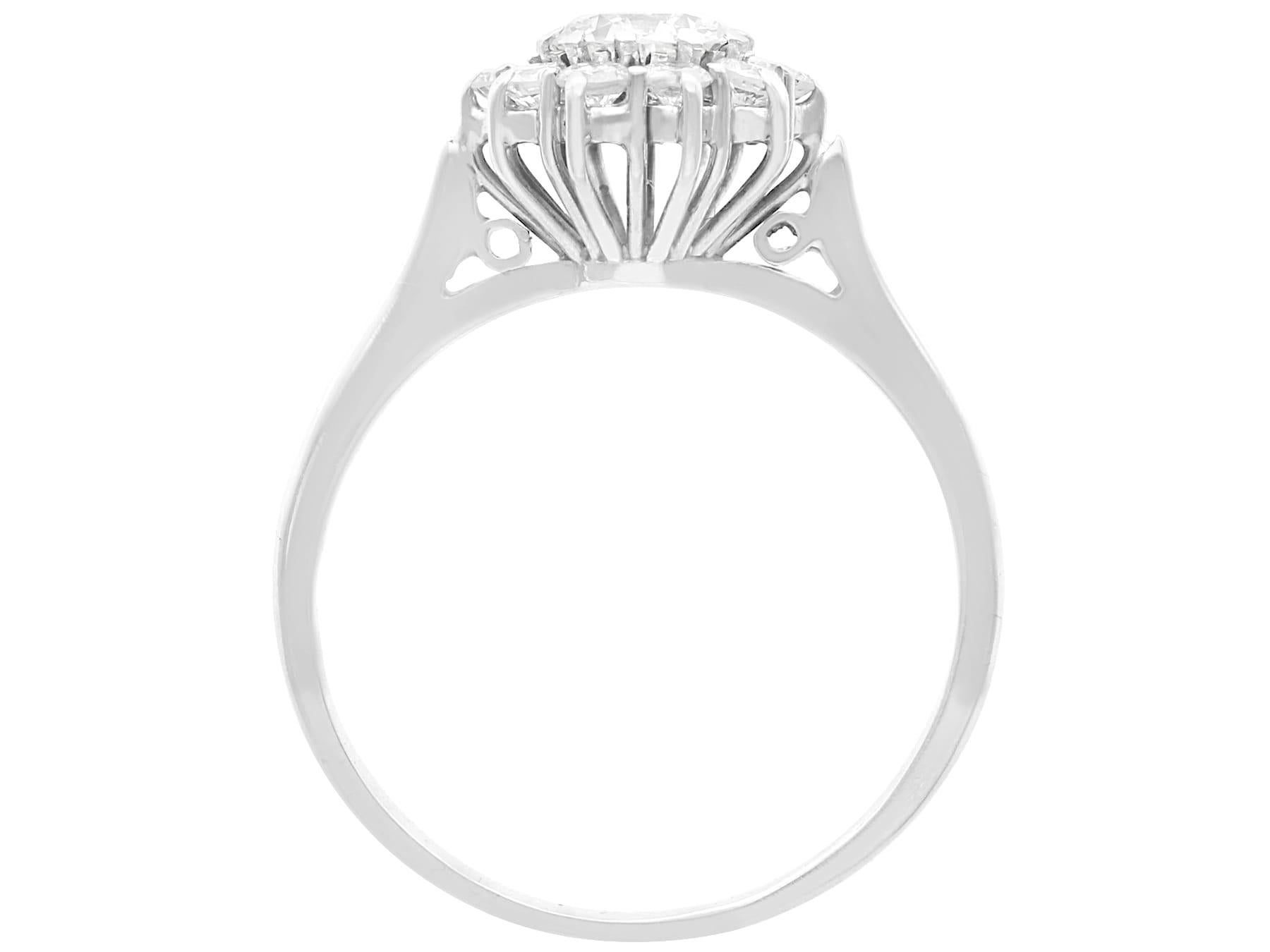 Vintage-Cluster-Ring aus Weißgold mit Diamanten aus den 1960er Jahren für Damen oder Herren im Angebot