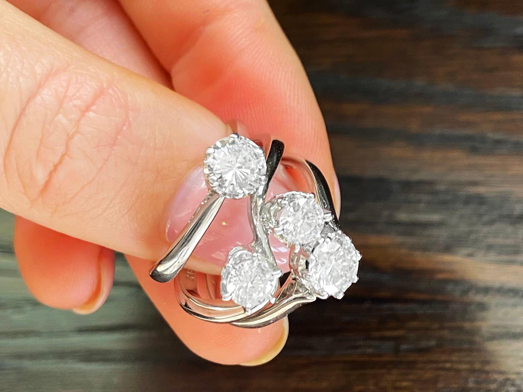 Verlobungsring aus Diamant und Weißgold mit Solitär aus den 1960er Jahren (Rundschliff) im Angebot