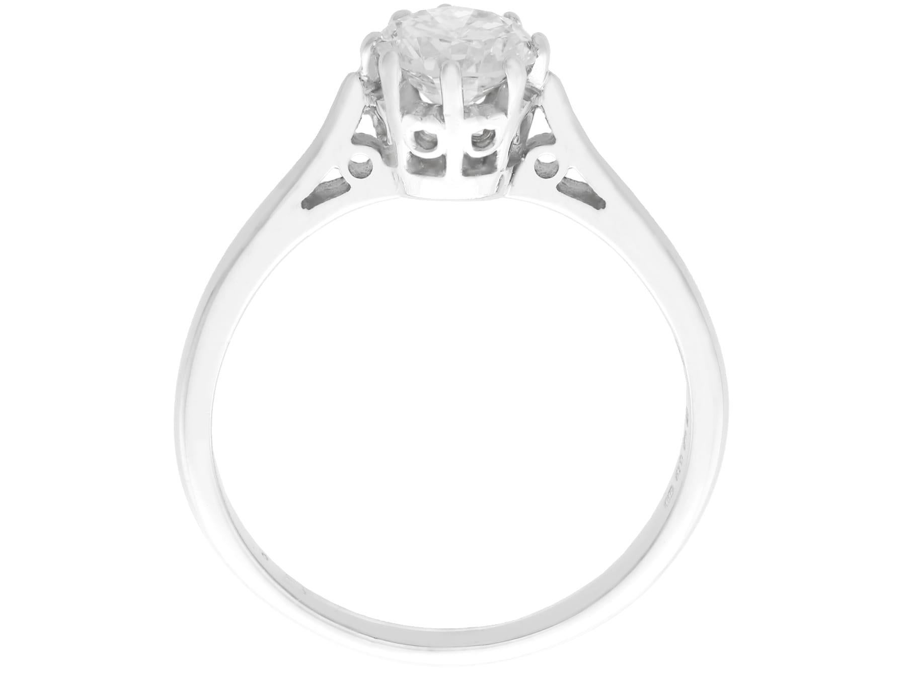 Bague de fiançailles solitaire vintage des années 1960 en or blanc et diamants Pour femmes en vente