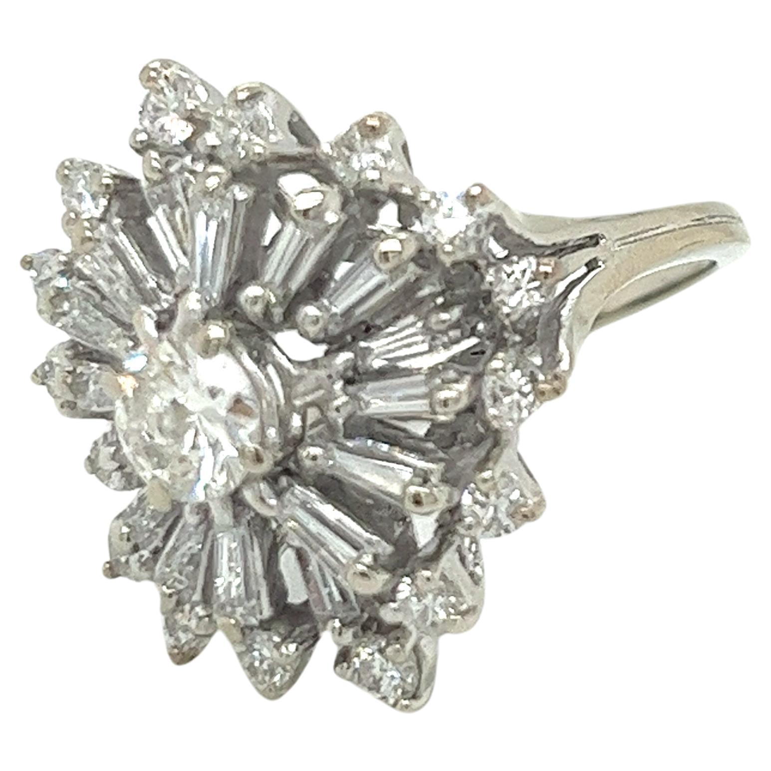 Este impresionante anillo de cóctel vintage de los años 60 es una auténtica explosión de brillo de diamantes. En el centro hay un deslumbrante diamante talla brillante de aproximadamente 0,50 quilates y 5,3 mm de diámetro. Aunque presenta un color H