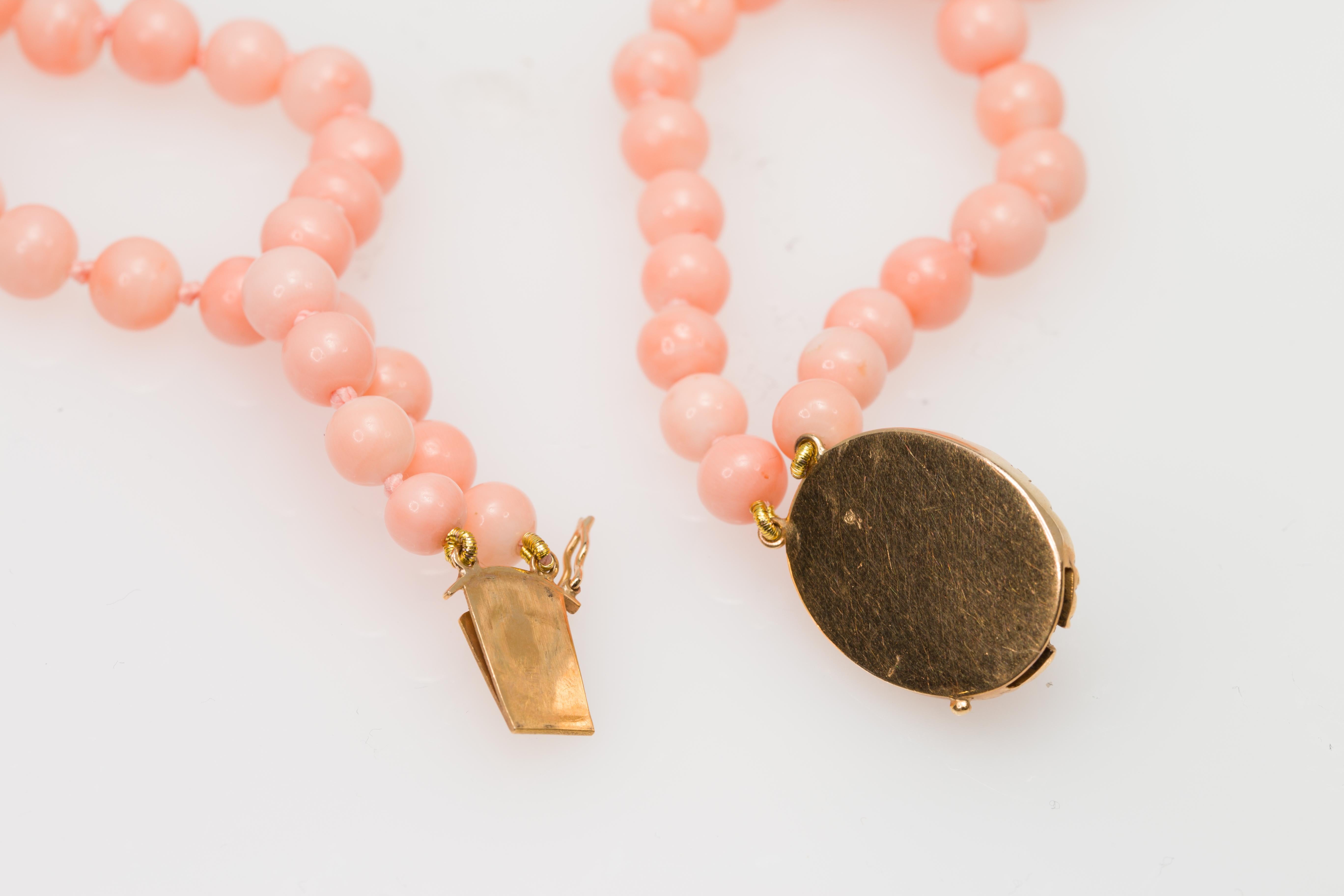 1960s Double Strand Angel Skin Coral Necklace with Oval 18 Karat Gold Clasp In Good Condition In Miami, FL
