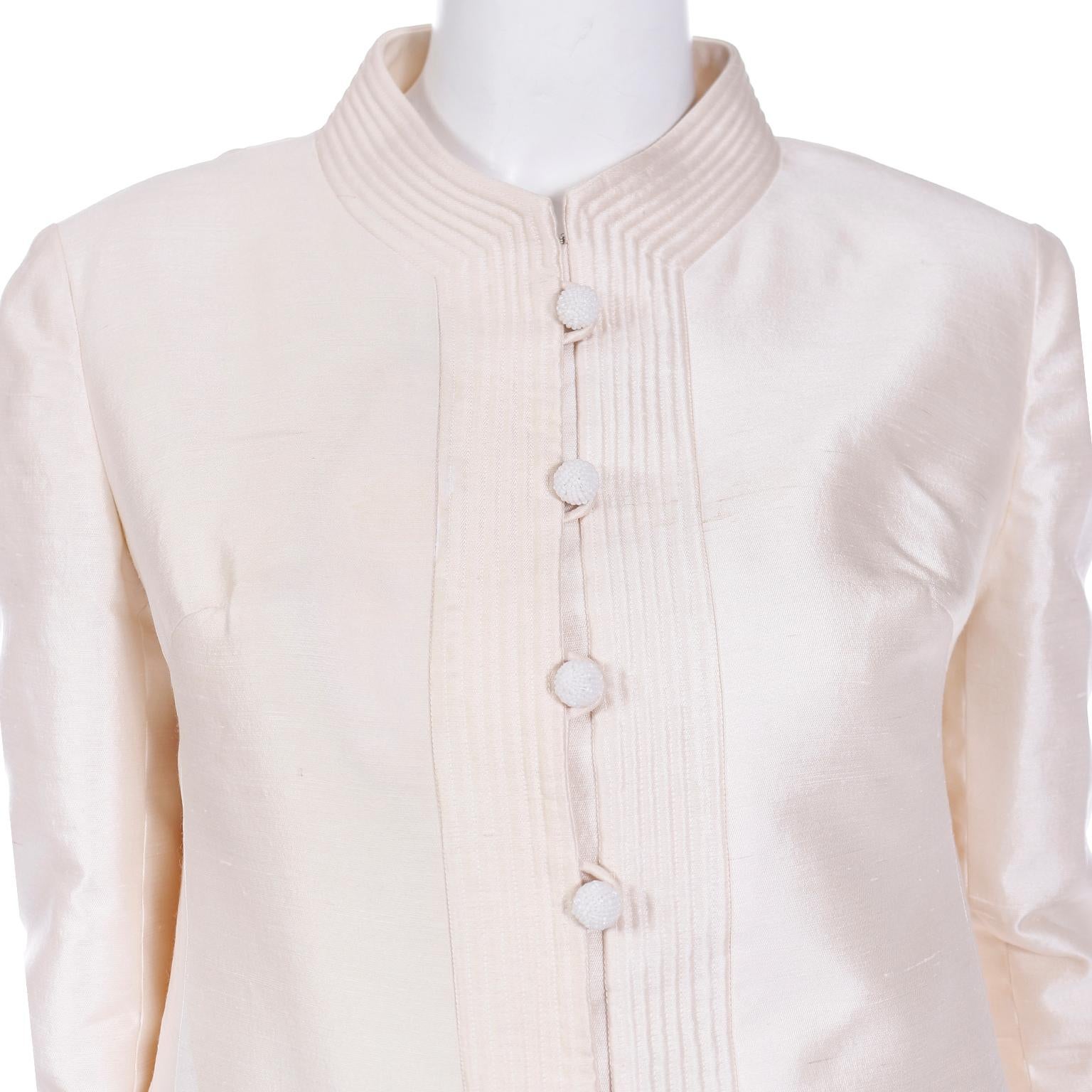 Dynasty - Manteau de soirée vintage des années 1960 en soie ivoire avec boutons perlés Pour femmes en vente
