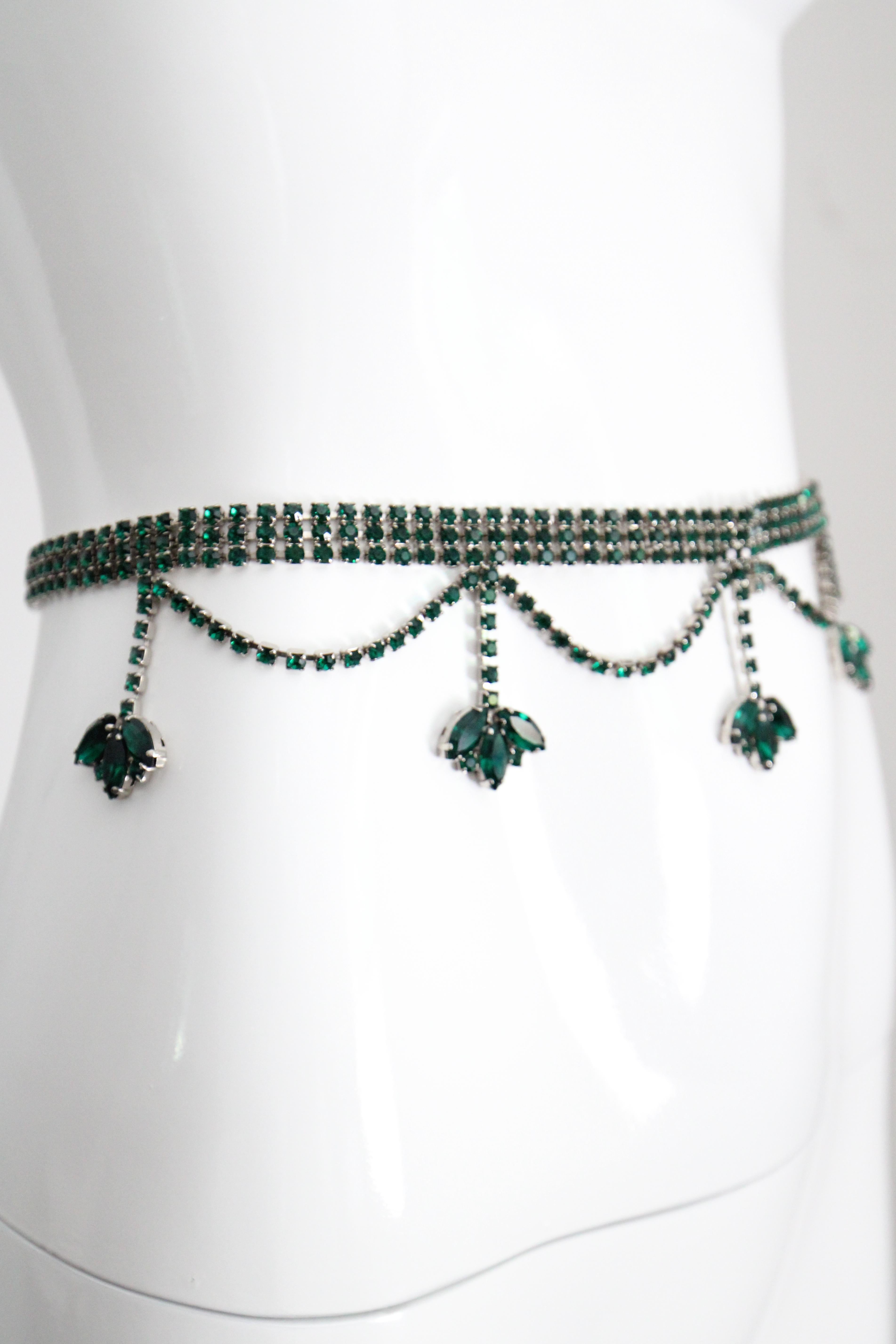 Verde Cintura vintage anni '60 in smeraldo con strass, dichiarazione di Greene & Greene UK 10 US 6 in vendita