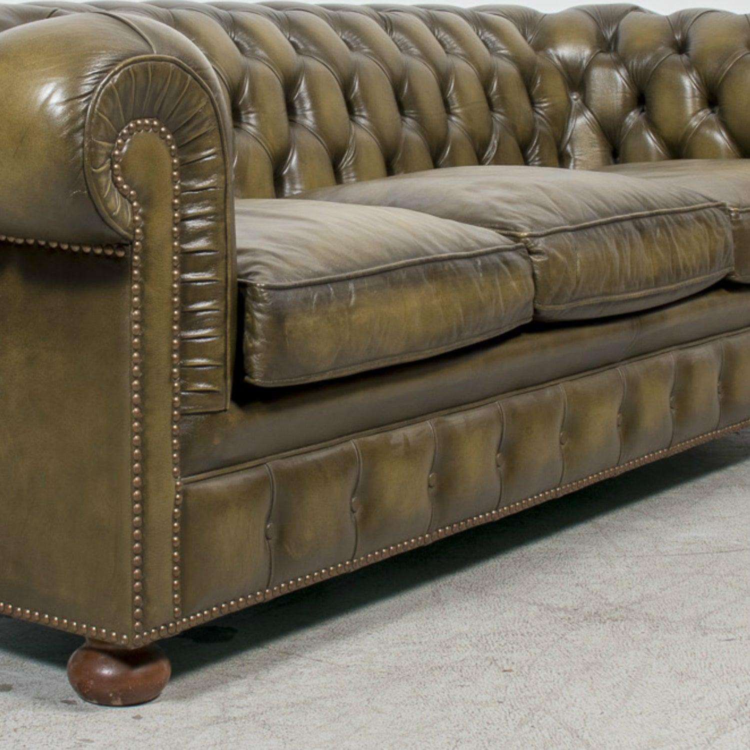 Vintage 1960s English Chesterfield Sofa in Olive Green Leather For Sale 6