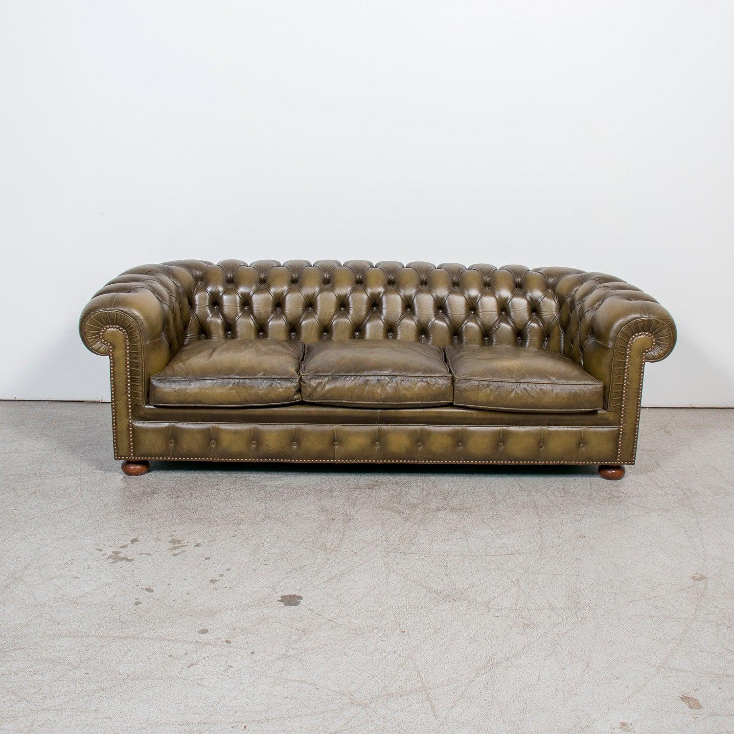 20th Century Vintage 1960s English Chesterfield Sofa in Olive Green Leather For Sale