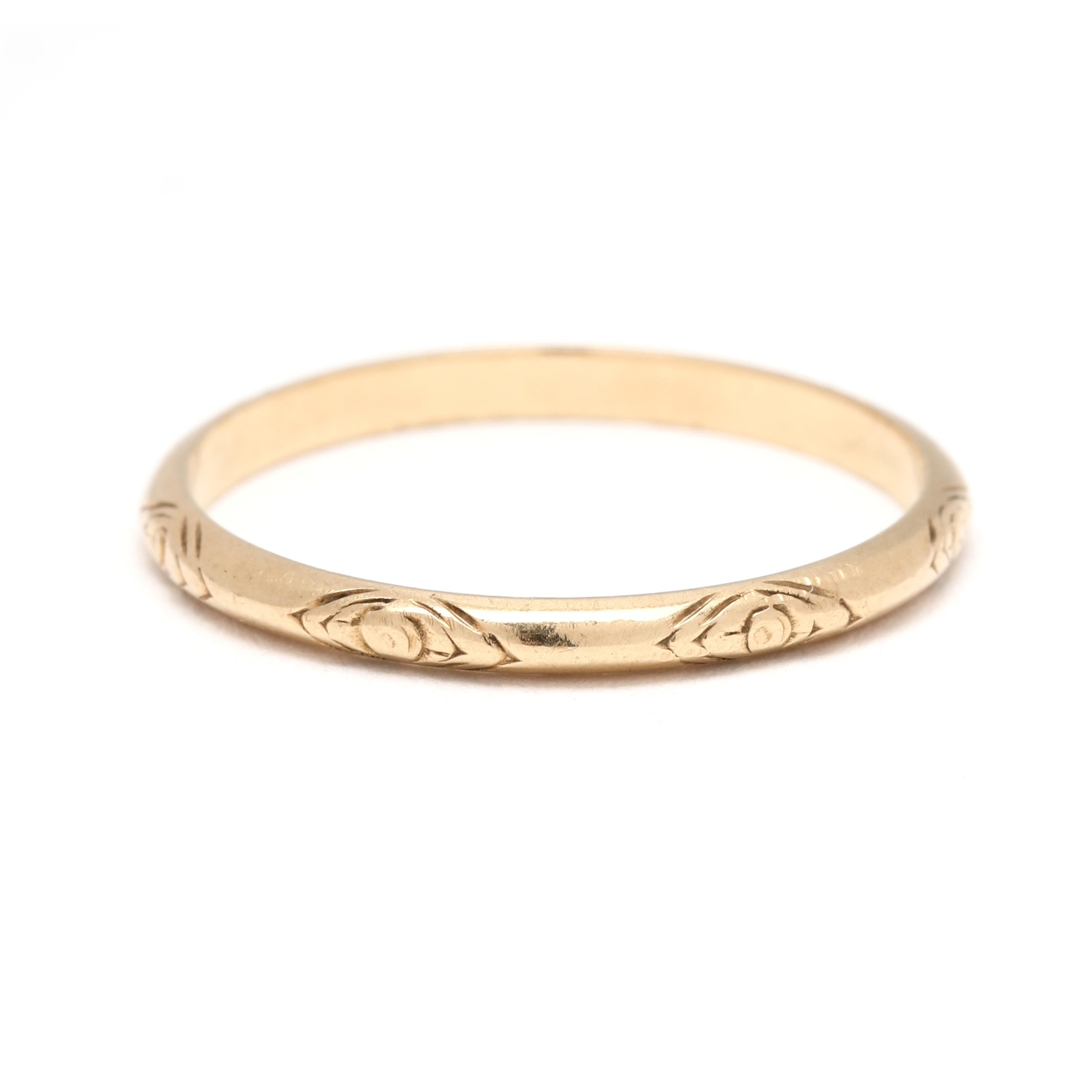 Zeitlose Eleganz mit diesem gravierten Armband aus 14 Karat Gelbgold im Stil der 1960er Jahre. Dieser Ring in Größe 6,5 mit seinen aufwändigen, handgravierten Details strahlt Charme und Handwerkskunst der Jahrhundertmitte aus. Dieses Schmuckstück