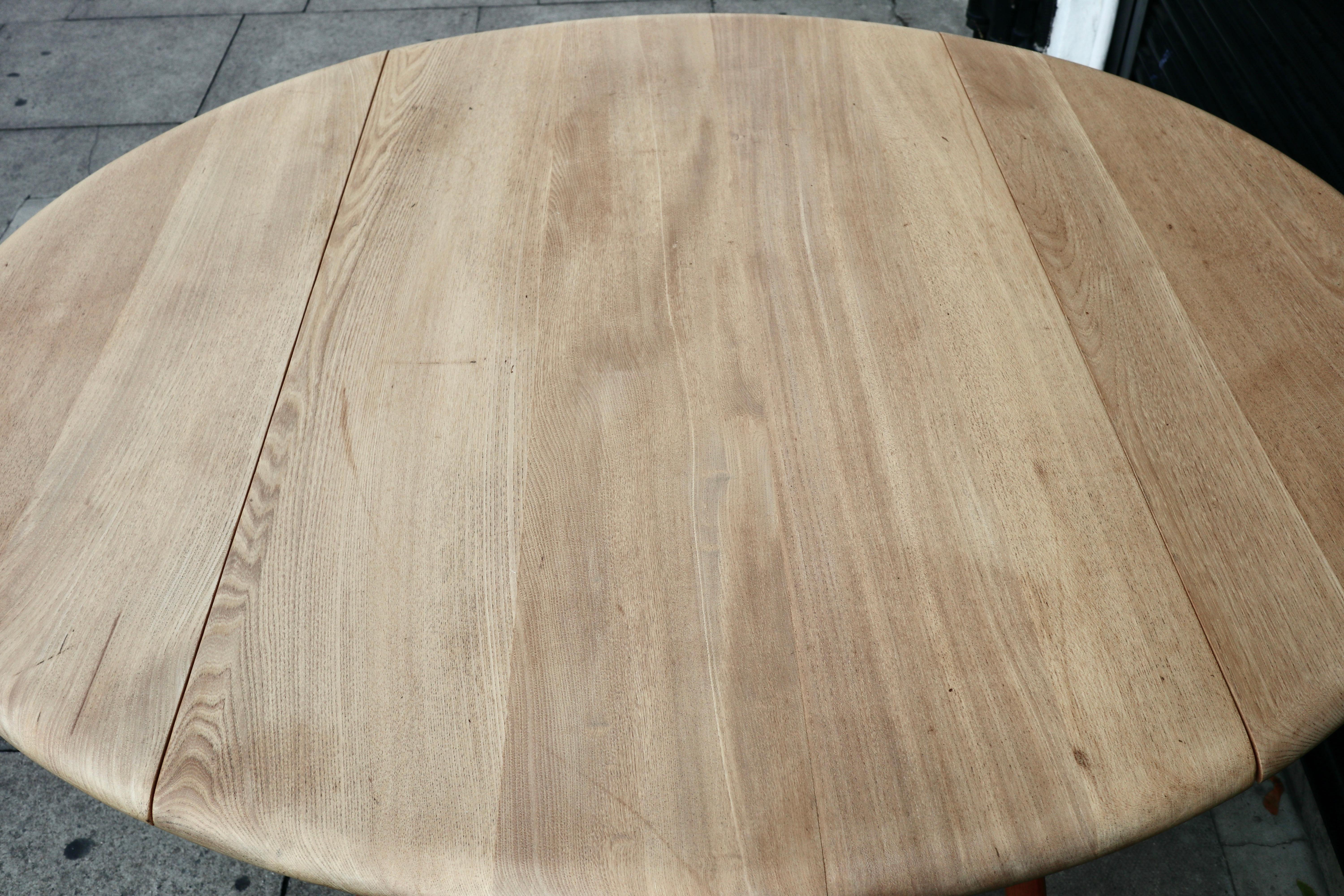 Vintage 1960s Ercol drop leaf Elmwood and Beech dining table In Good Condition For Sale In London, GB
