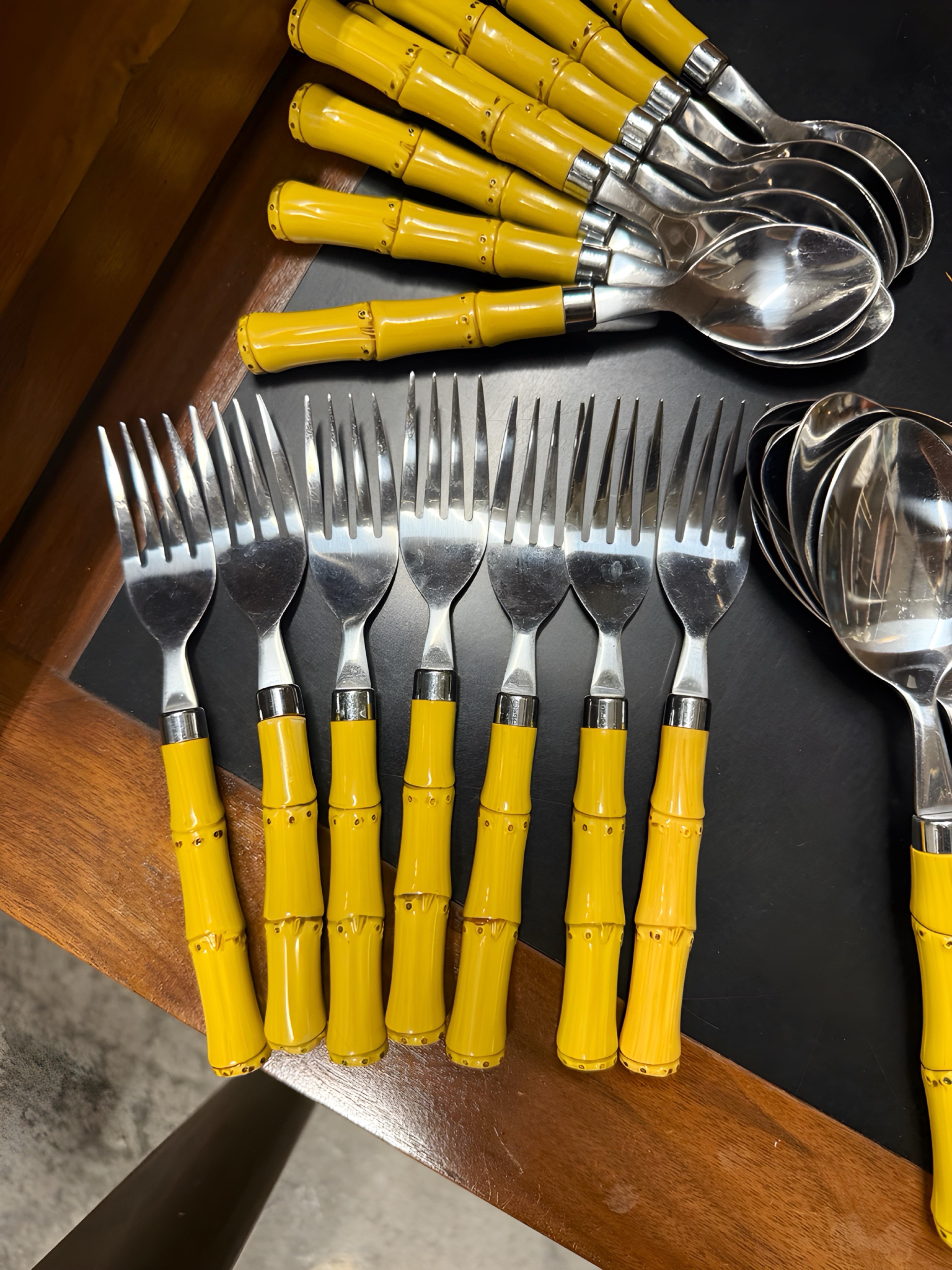 Beautiful 44 piece set of fax bamboo flatware. Perfect for summer parties.


Large spoons measure: 8” long x 1.5” deep x .75” tall
Small spoons measure: 6.6” long x 1.25” deep x .5” tall
Large forks measure: 8” long x .75” deep x .75” tall
Small