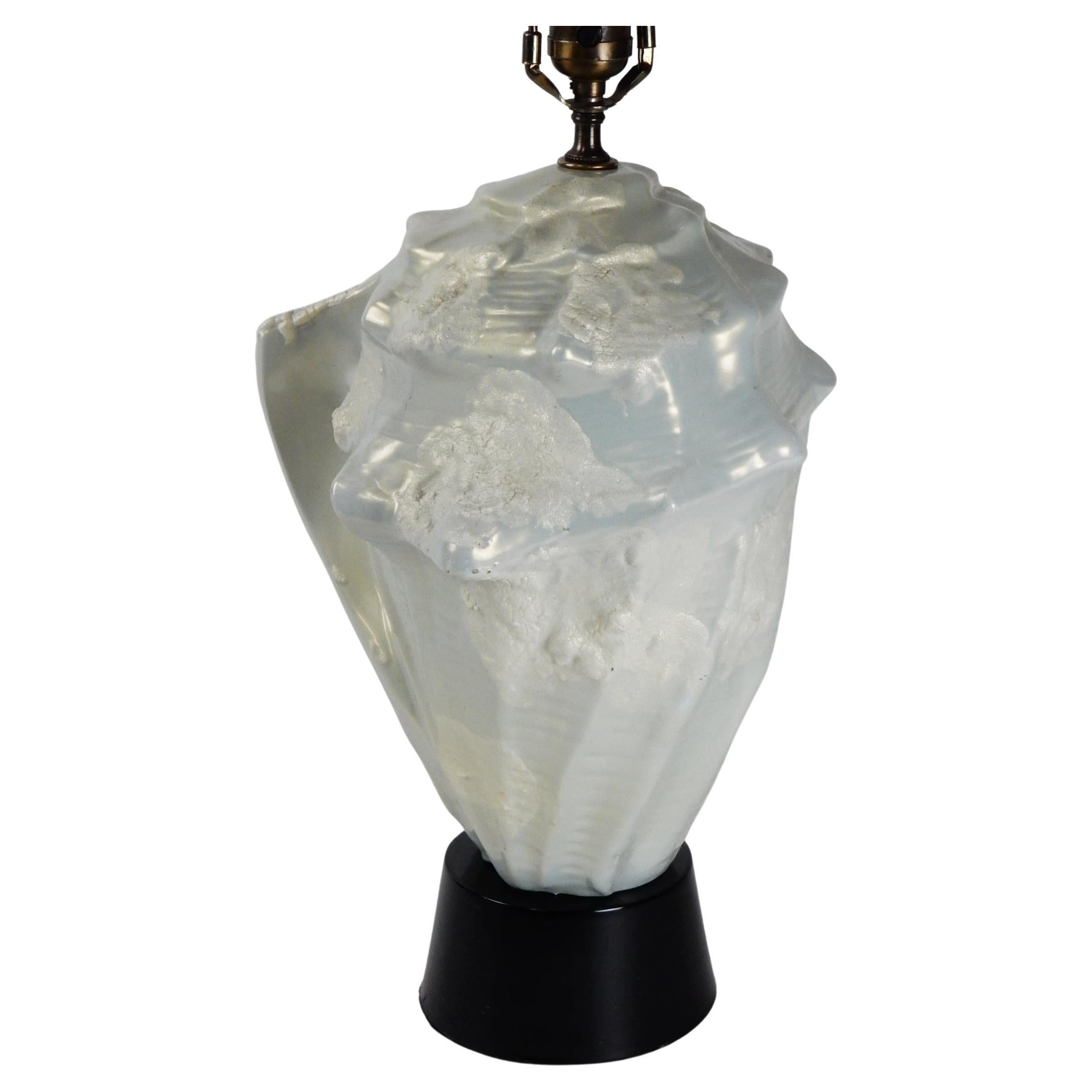 Vintage 1960s Faux Conch Shell Ceramic Table Lamp In Good Condition For Sale In Las Vegas, NV